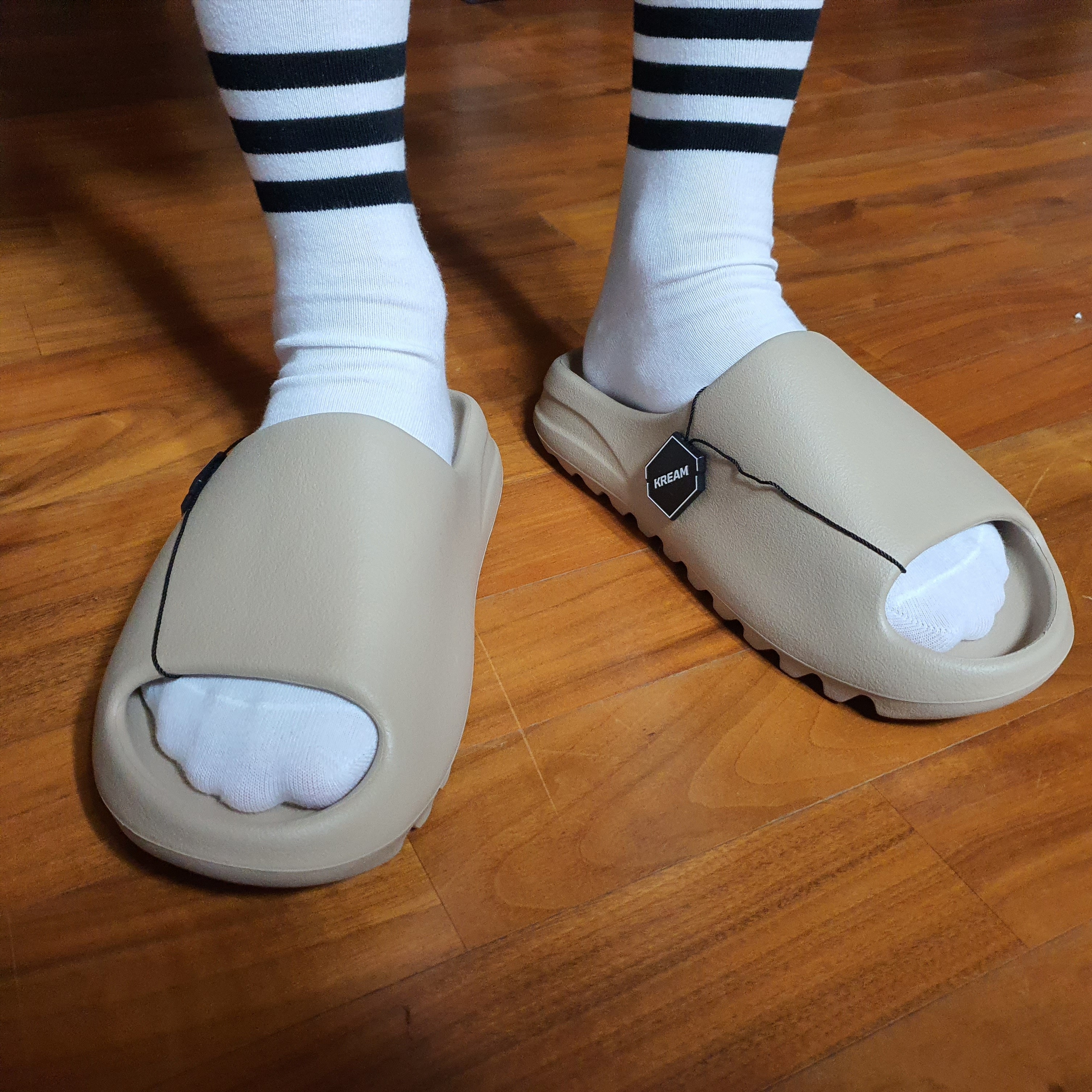 Adidas Yeezy Slide Pure - Re-Release Ver. 착용 스타일 - 1