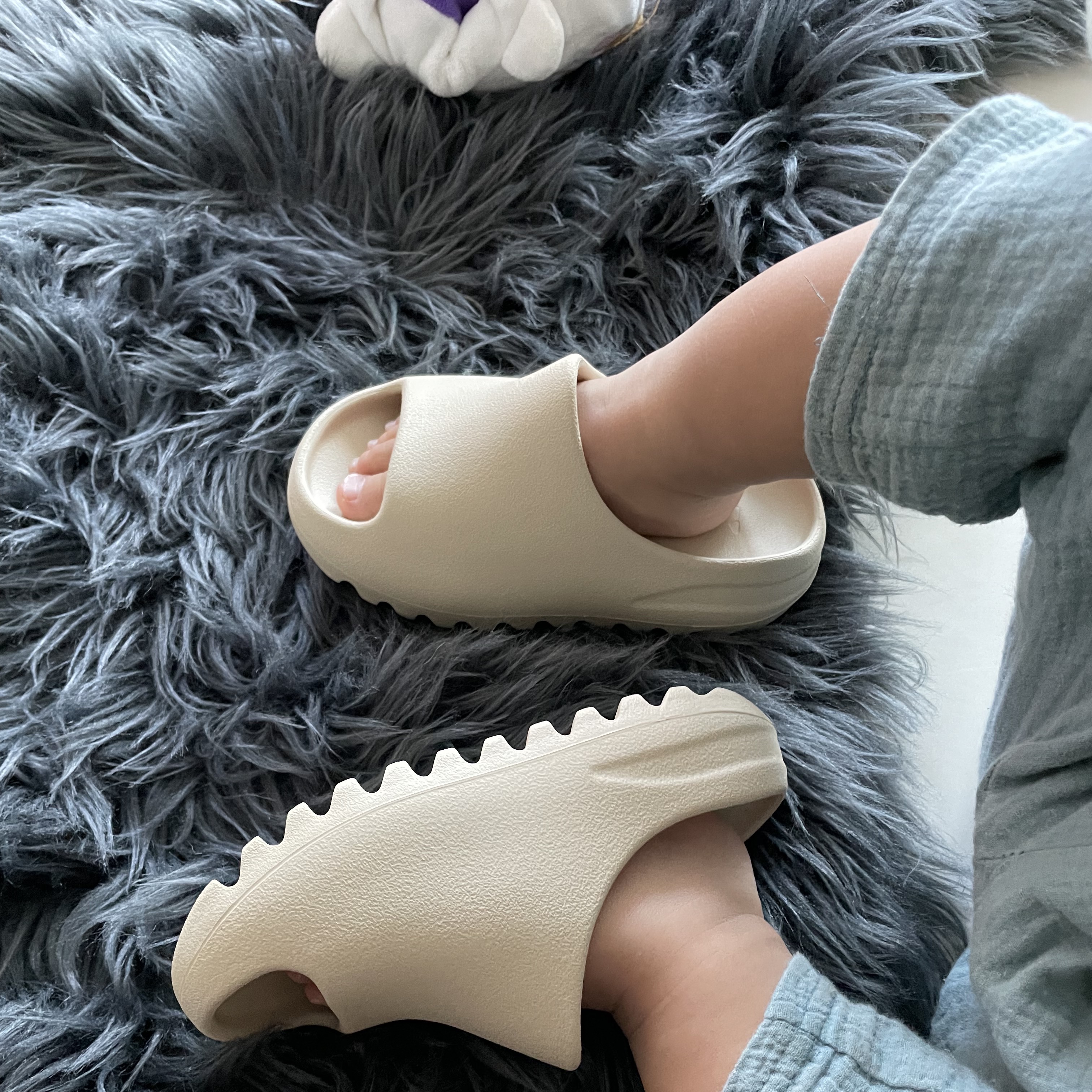 (Kids) Adidas Yeezy Slide Bone 2022 착용 스타일 - 1