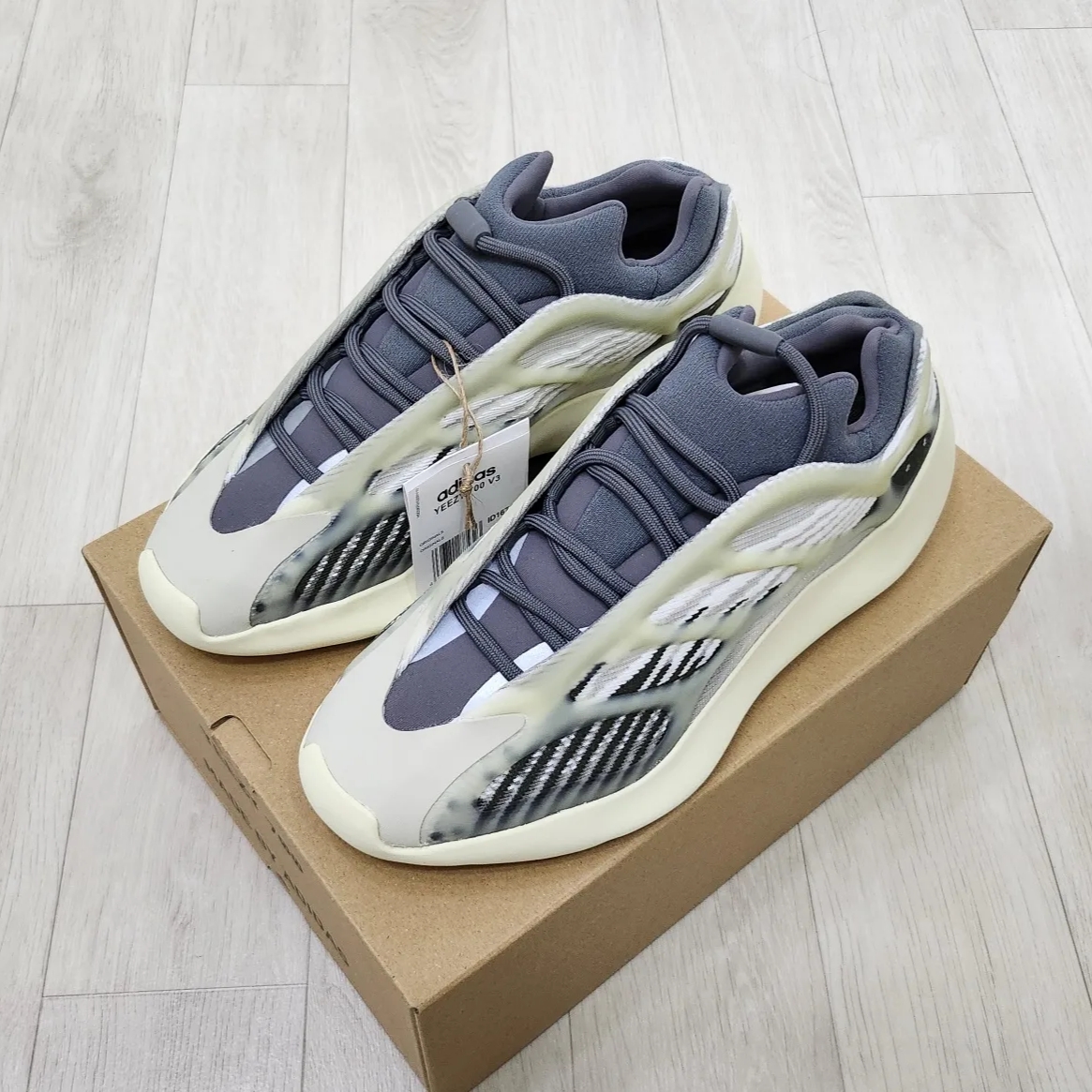Adidas Yeezy 700 V3 Fade Salt 착용 스타일 - 3