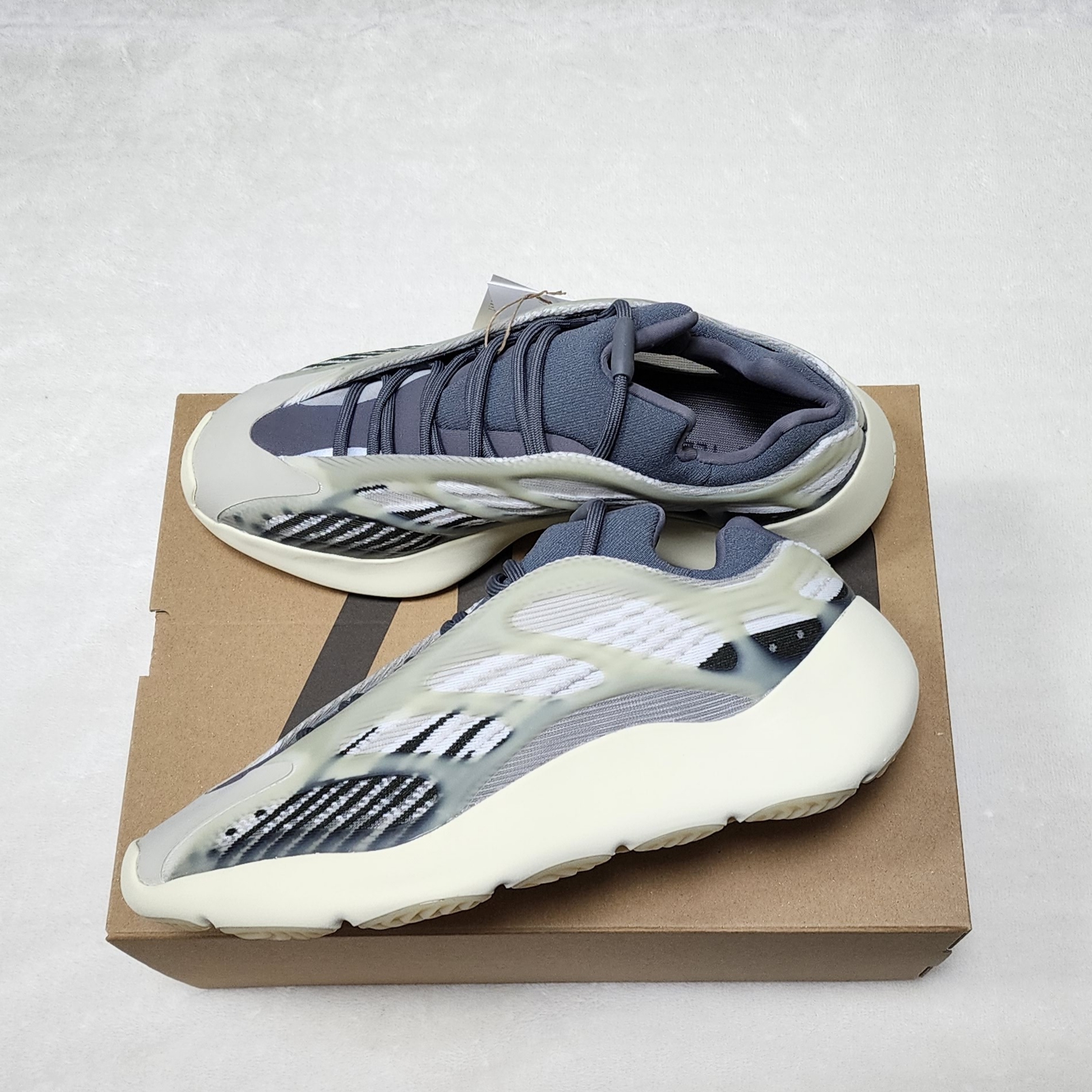 Adidas Yeezy 700 V3 Fade Salt 착용 스타일 - 1