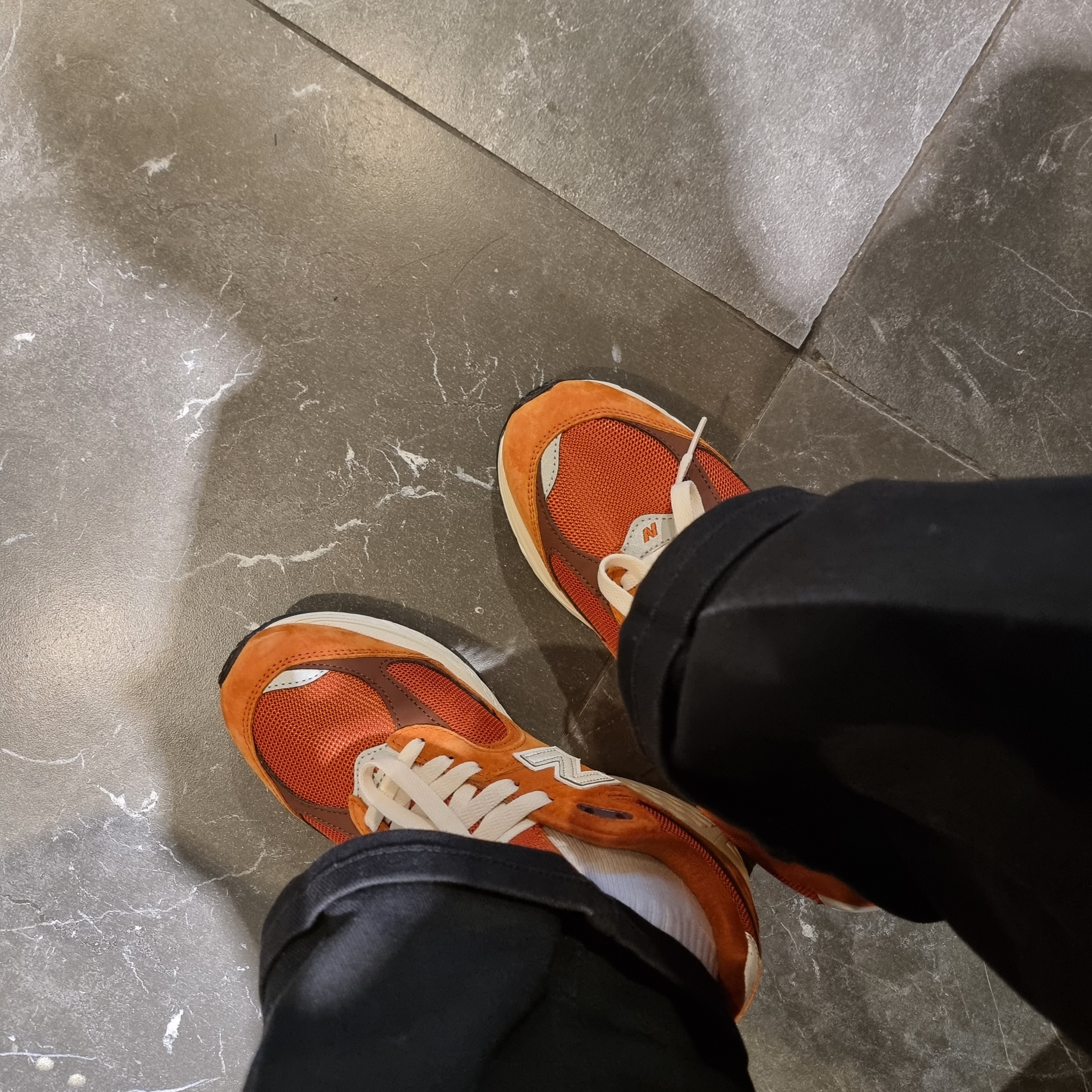 New Balance 2002R Rust Oxide 착용 스타일 - 2