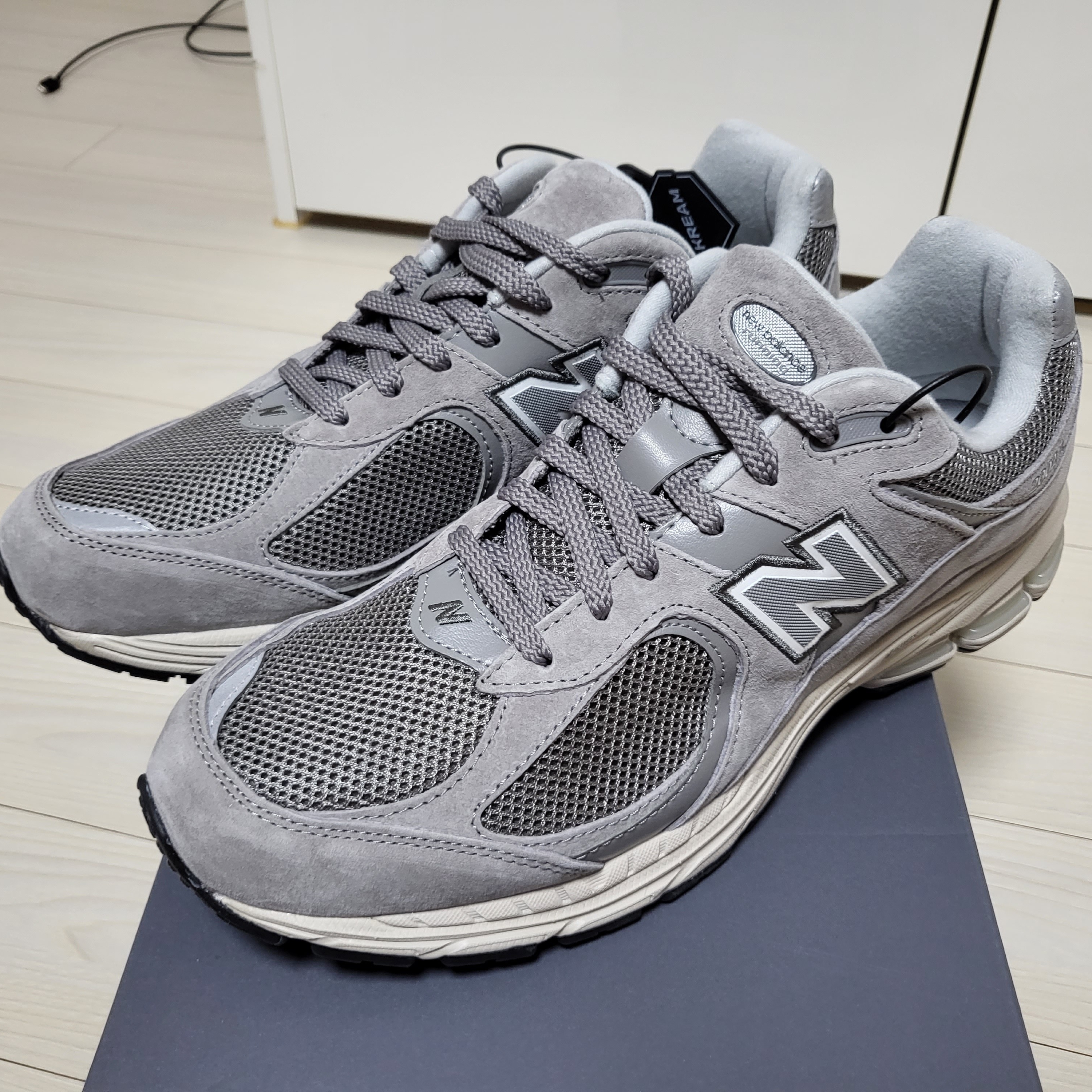 New Balance 2002R Grey 착용 스타일 - 1