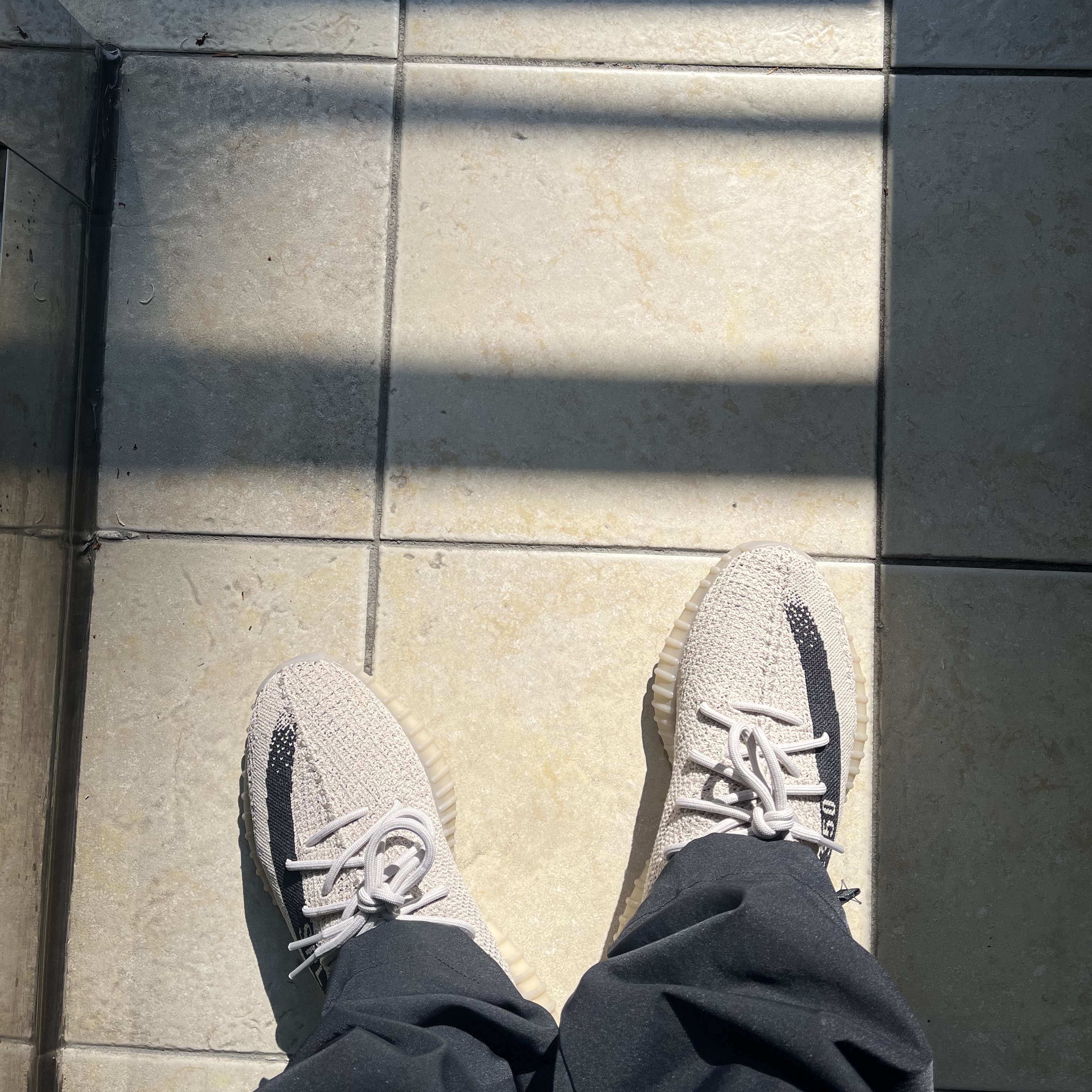 Adidas Yeezy Boost 350 V2 Slate Core Black 2022/2023 착용 스타일