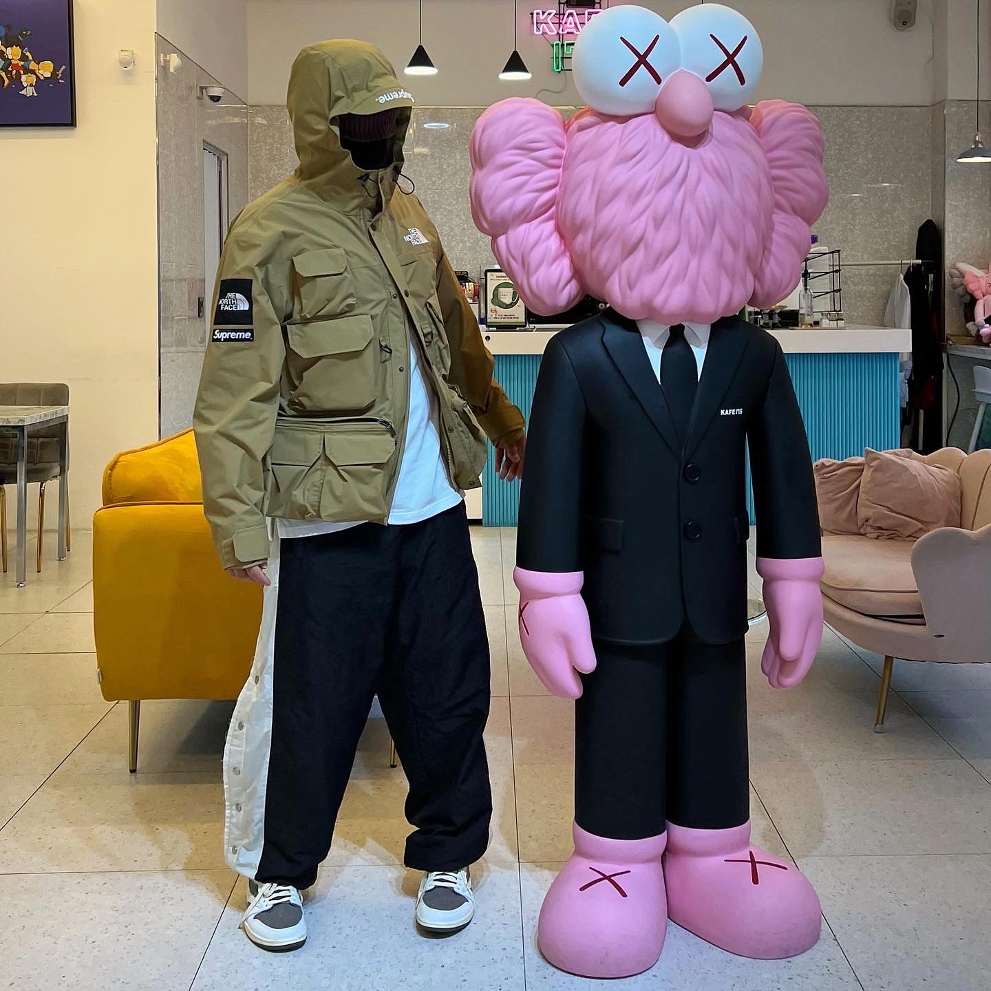 Jordan 1 x Travis Scott Retro Low OG SP Sail and Ridgerock, Supreme x The North Face Cargo Jacket Gold - 20SS 착용 스타일 - 1
