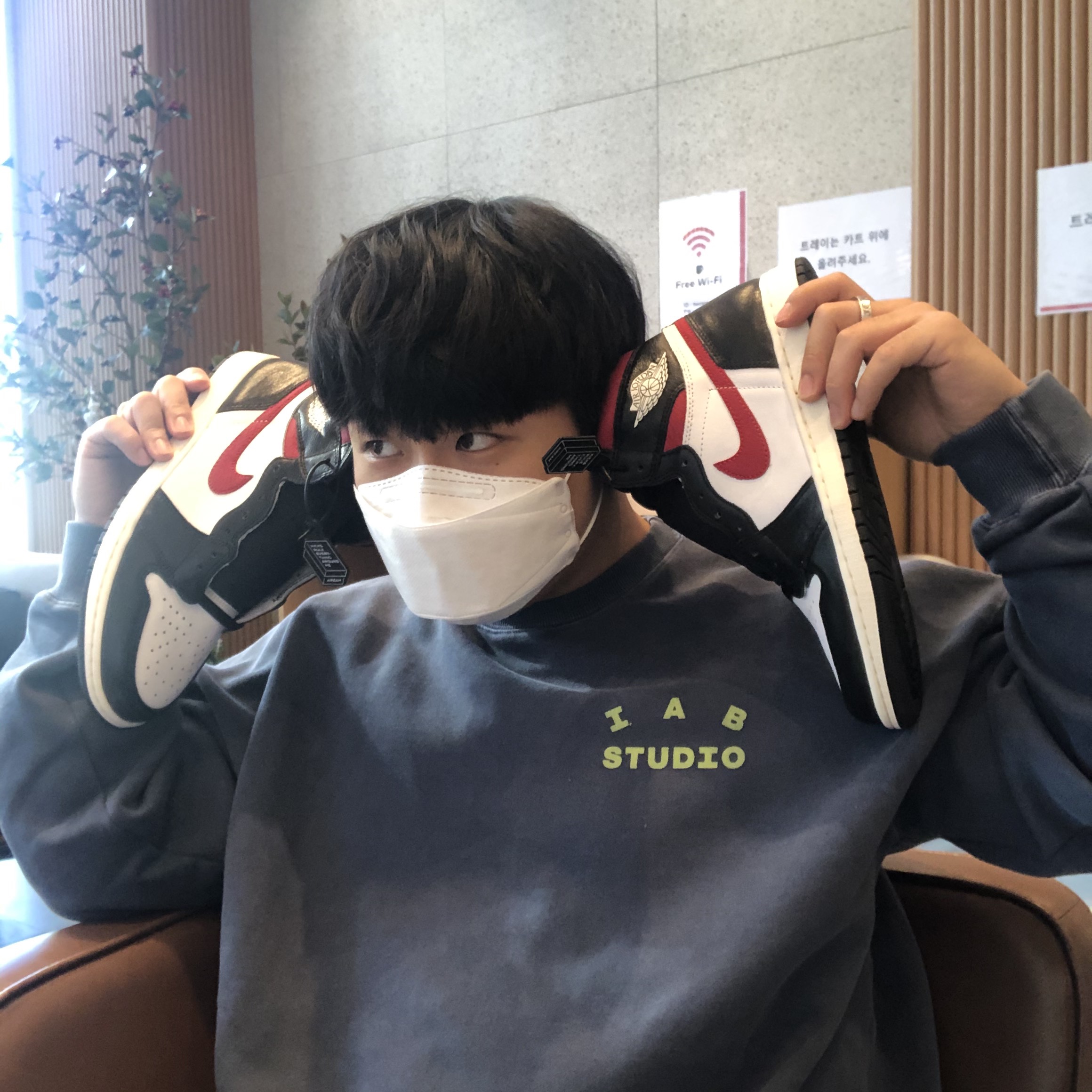 Jordan 1 Retro High OG Gym Red, IAB Studio Pigment Sweatshirt Navy 착용 스타일 - 1