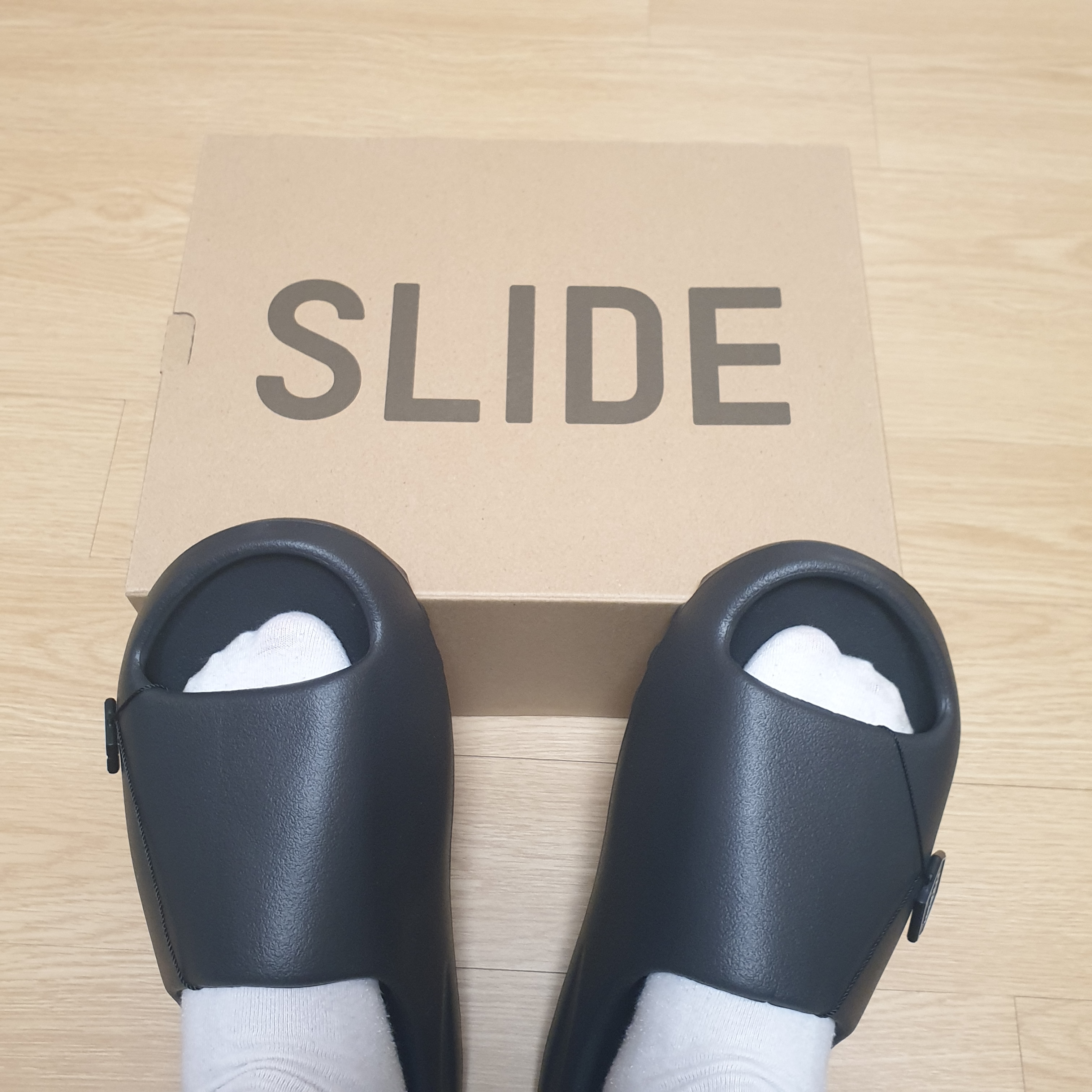 Adidas Yeezy Slide Onyx 착용 스타일 - 1
