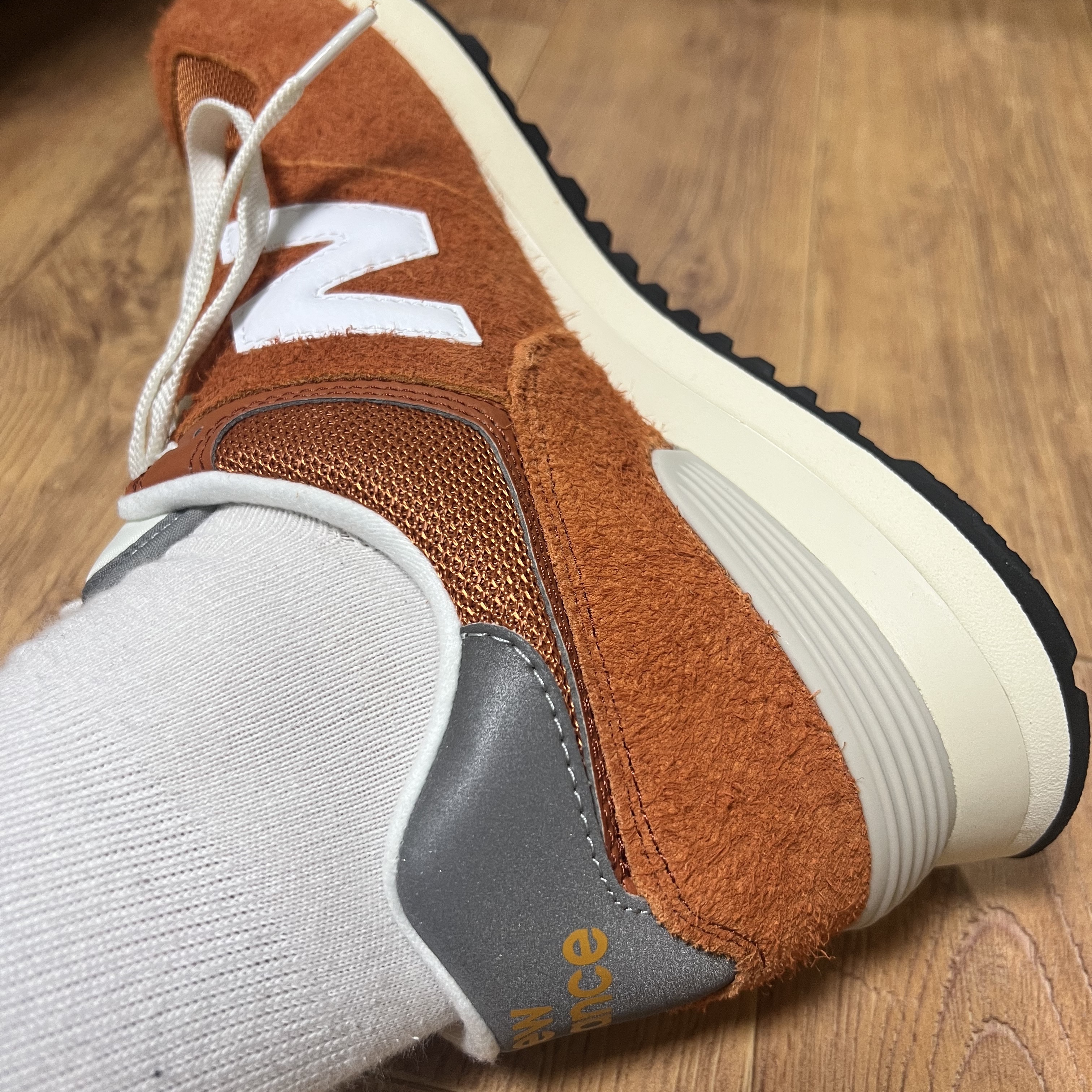 New Balance 574 Heritage Orange Burst White 착용 스타일 - 4