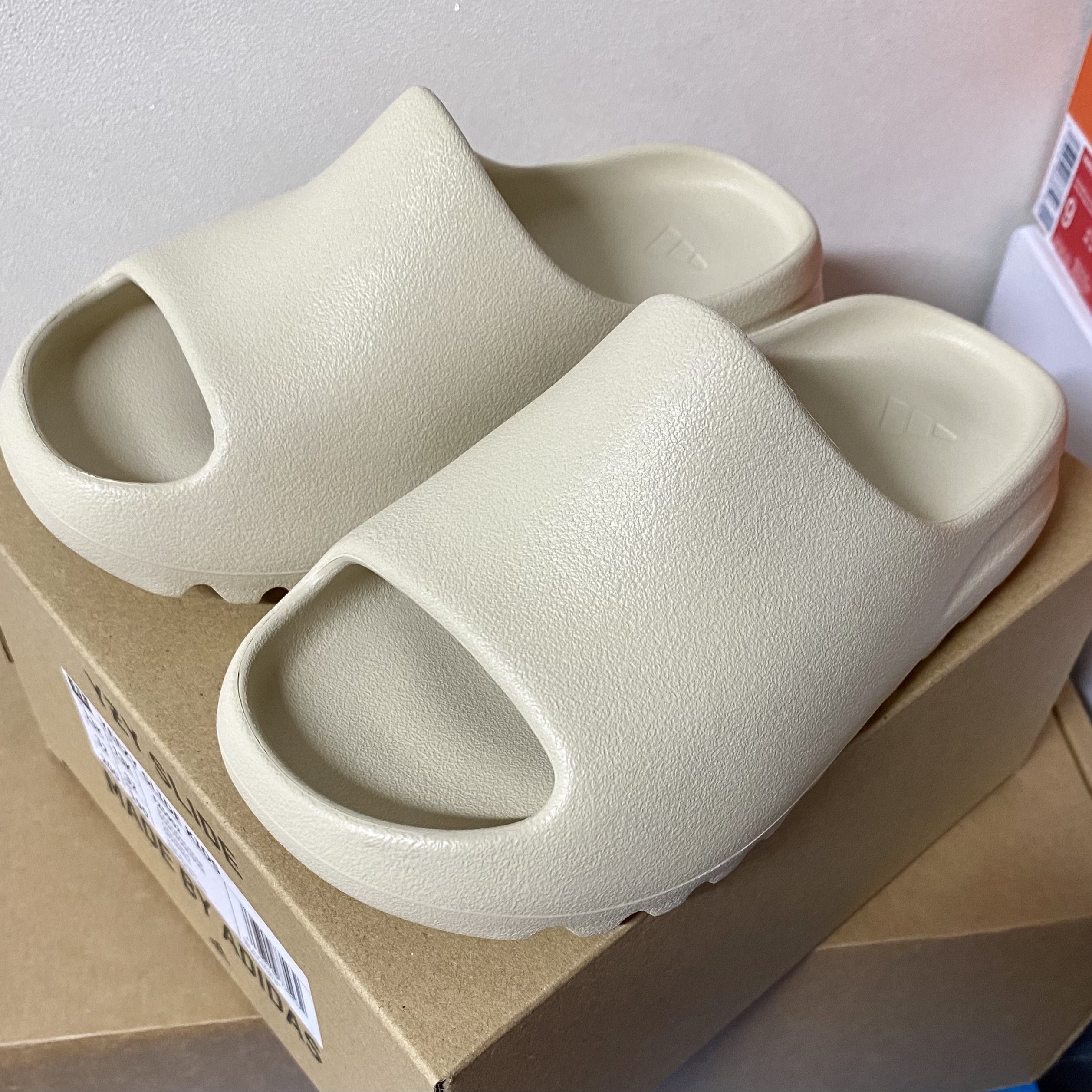 (Kids) Adidas Yeezy Slide Bone 2022 착용 스타일 - 1
