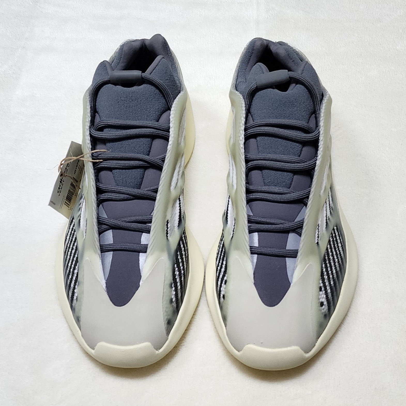 Adidas Yeezy 700 V3 Fade Salt 착용 스타일 - 3