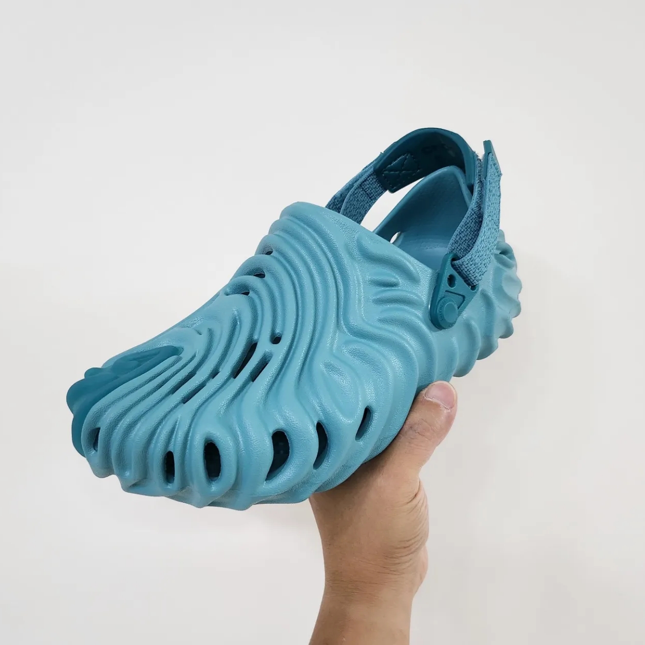 Crocs x Salehe Bembury Pollex Clog Tide 착용 스타일 - 1
