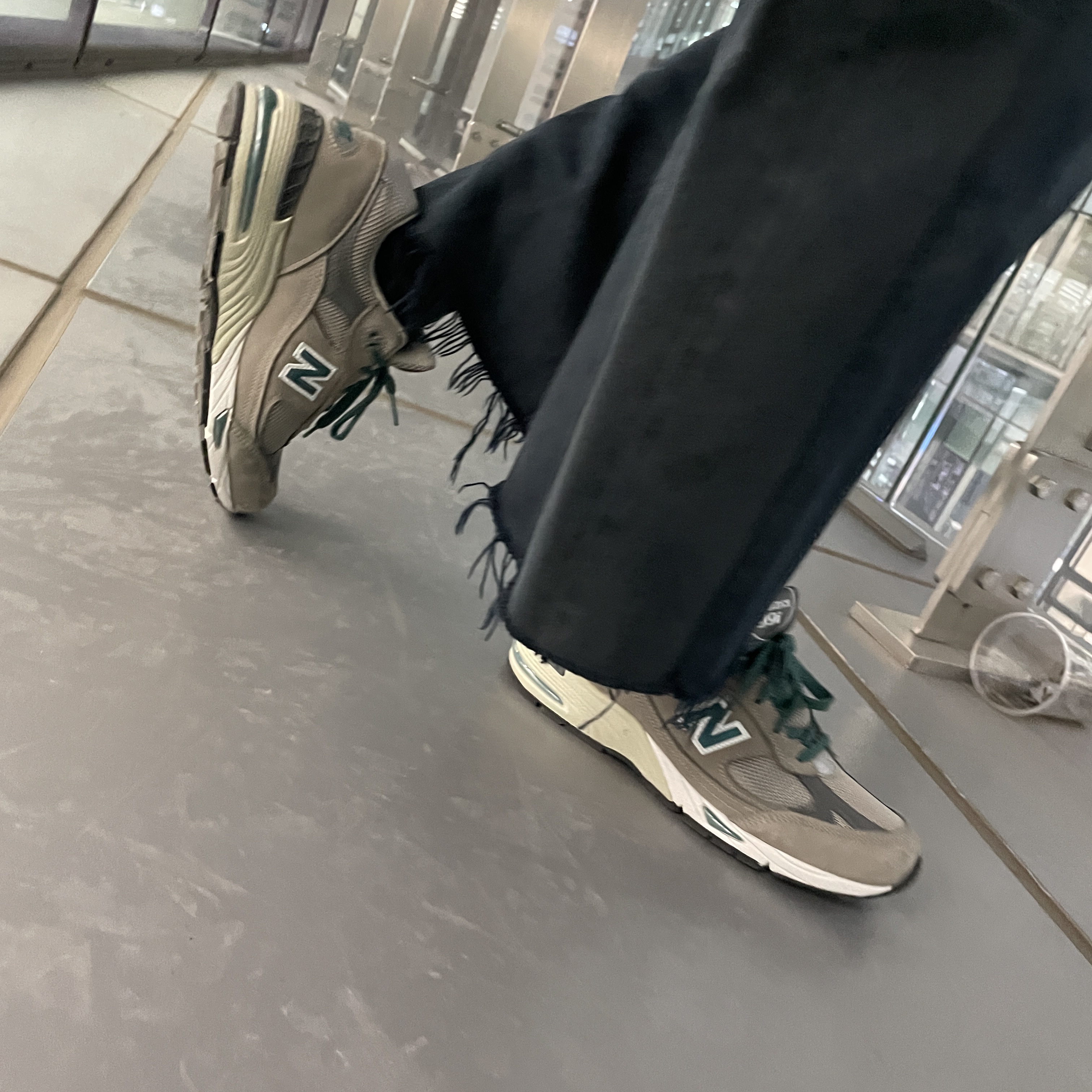 (W) New Balance 991 Made in UK 20th Anniversary Grey Green 착용 스타일 - 2