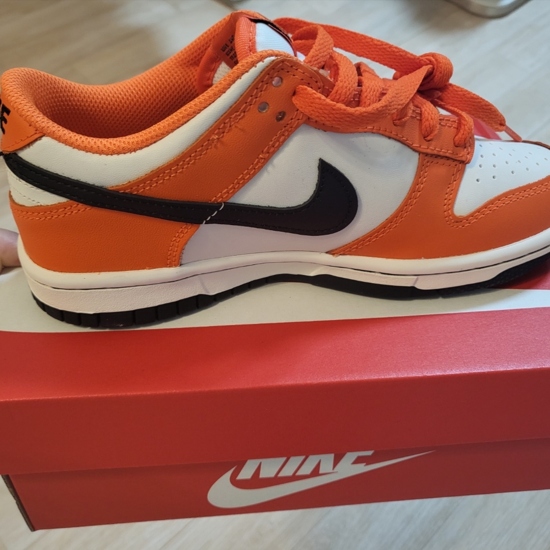 (GS) Nike Dunk Low Safety Orange 착용 스타일 - 1