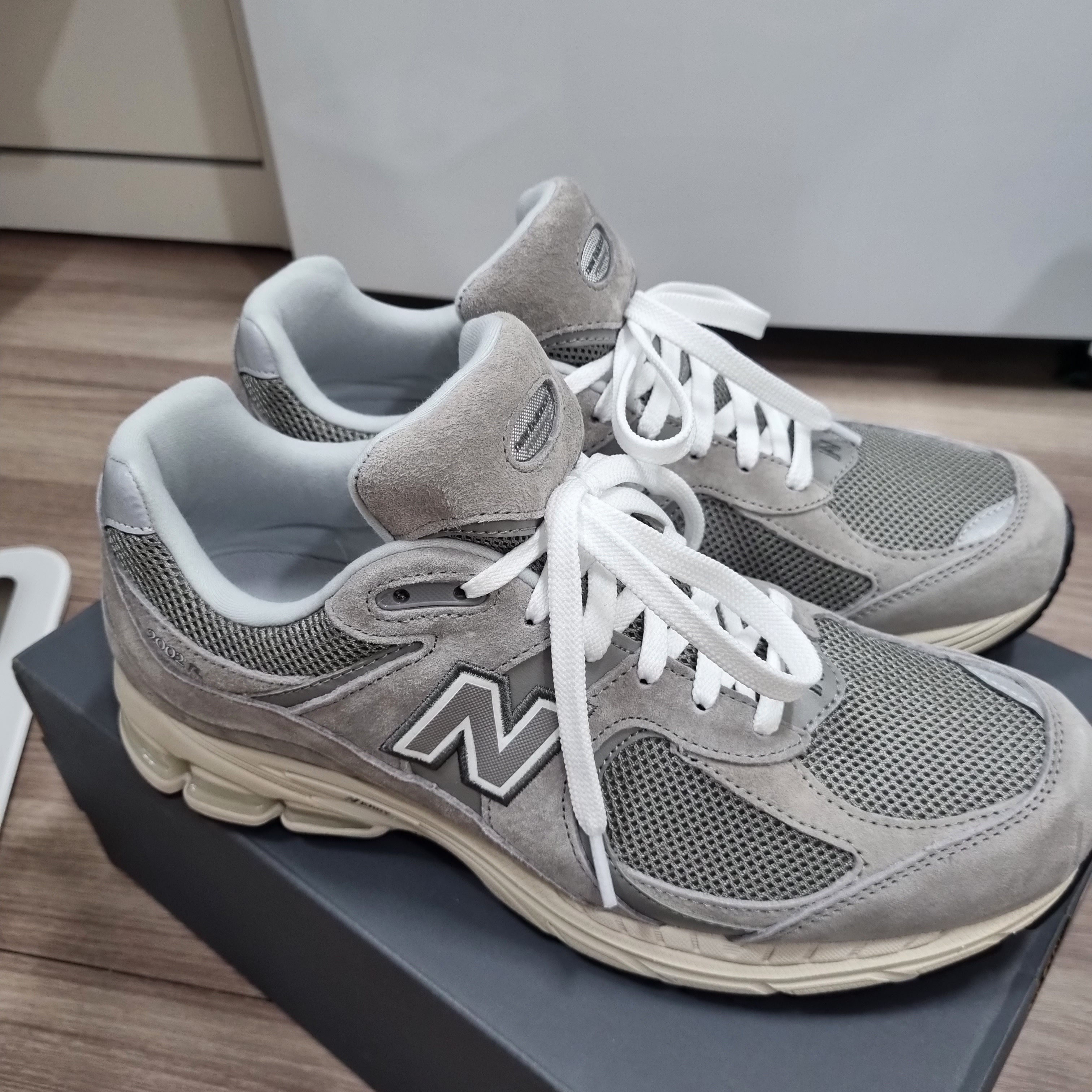 New Balance 2002R Grey 착용 스타일