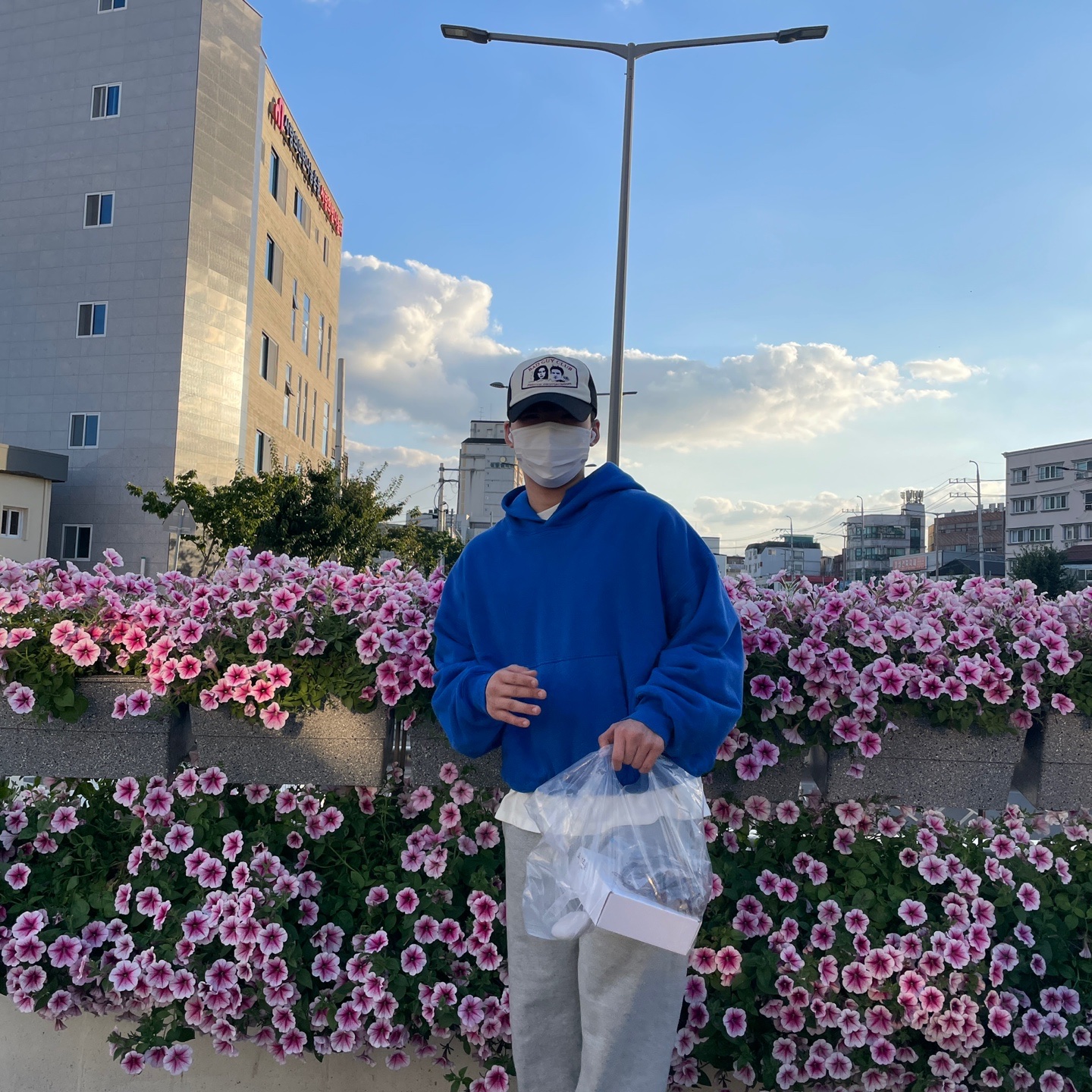Yeezy Gap Hoodie Blue 착용 스타일