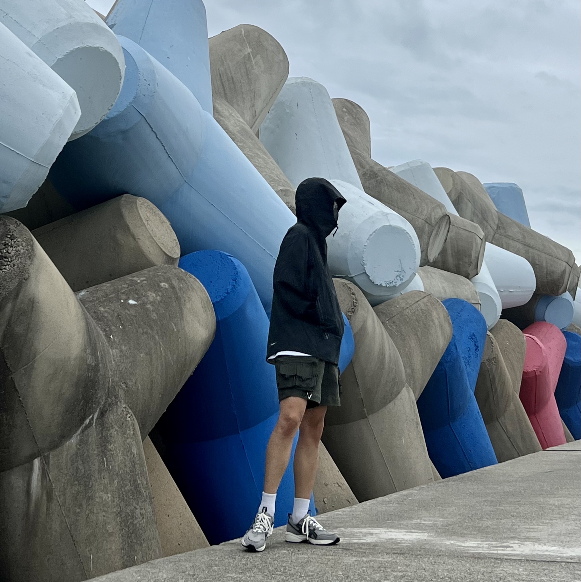 Nike ACG Storm-Fit ADV Cascade Rains Full Zip Shell Jacket Off Noir - Asia, Nike ACG Cargo Shorts Sequoia - Asia 착용 스타일 - 2