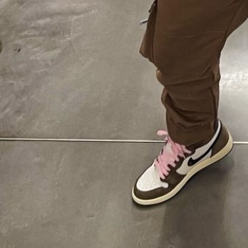 Jordan 1 x Travis Scott Retro High OG SP Mocha 착용 스타일 - 1