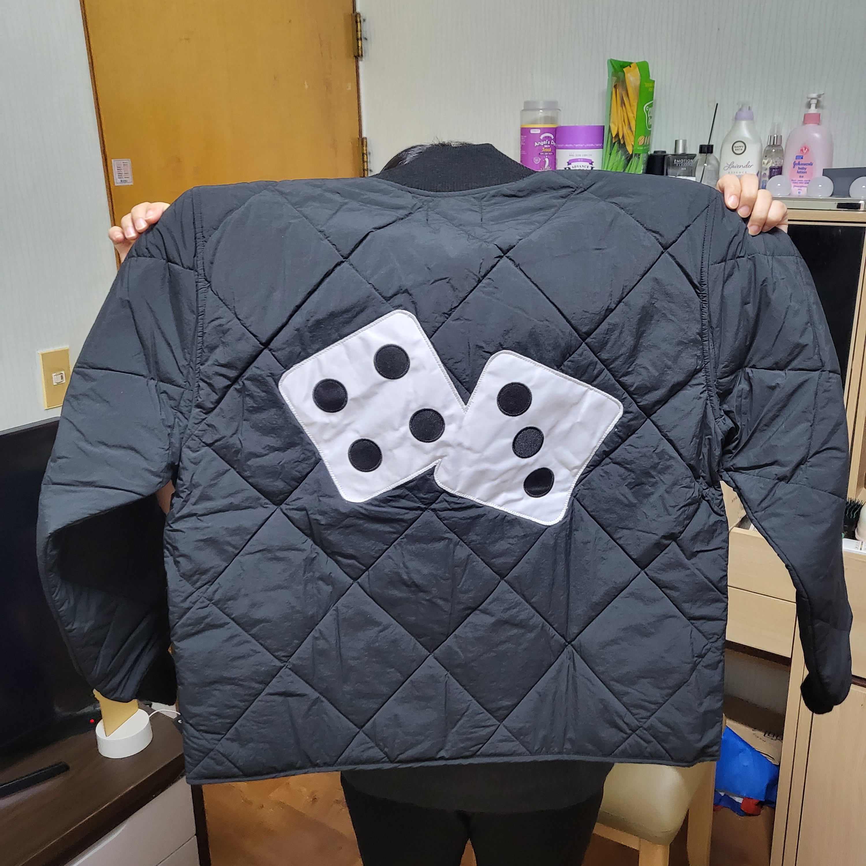 Stussy Dice Quilted Liner Jacket Black 착용 스타일 - 3