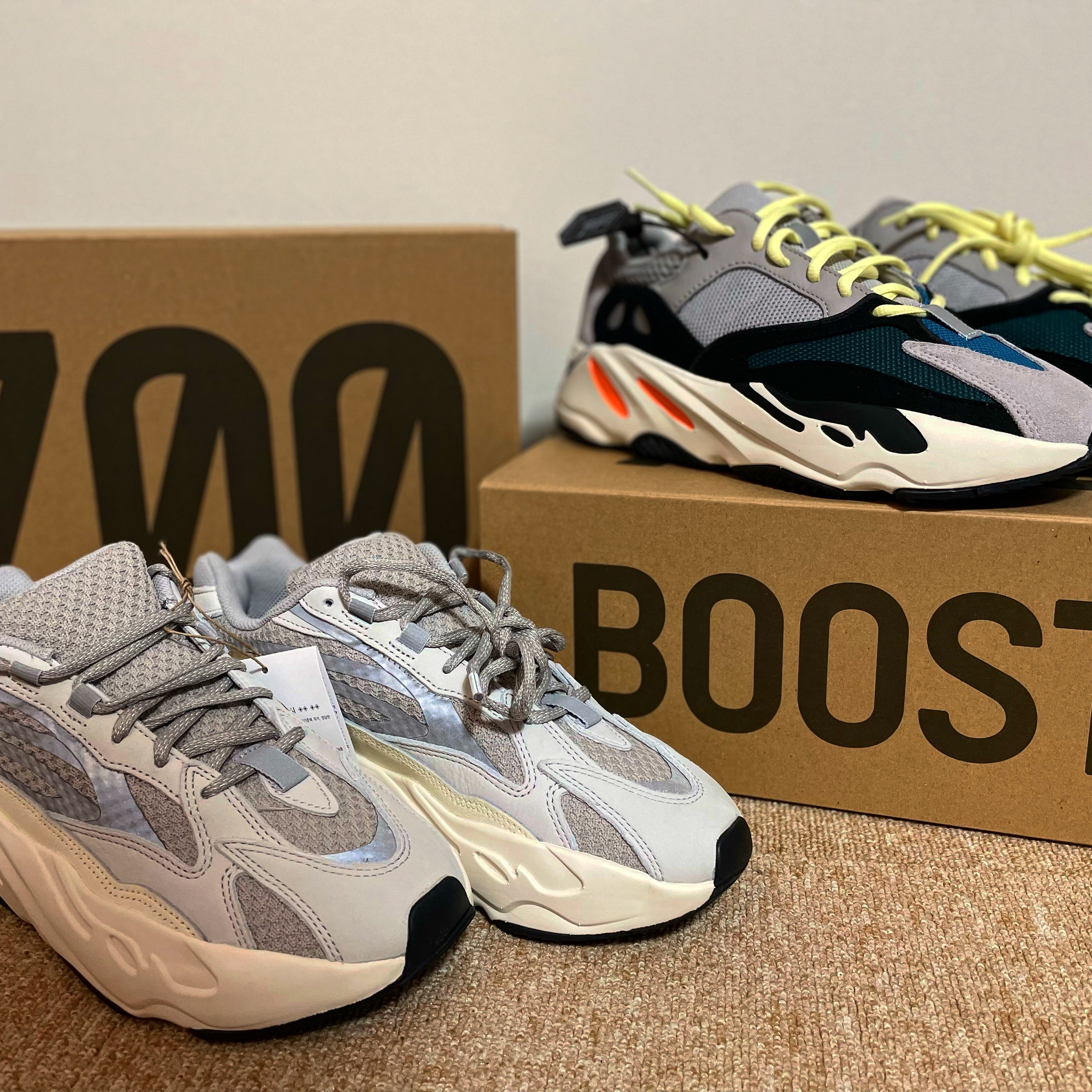 Adidas Yeezy Boost 700 V2 Static 2022, Adidas Yeezy Boost 700 Wave Runner Solid Grey 2021/2022 착용 스타일 - 1
