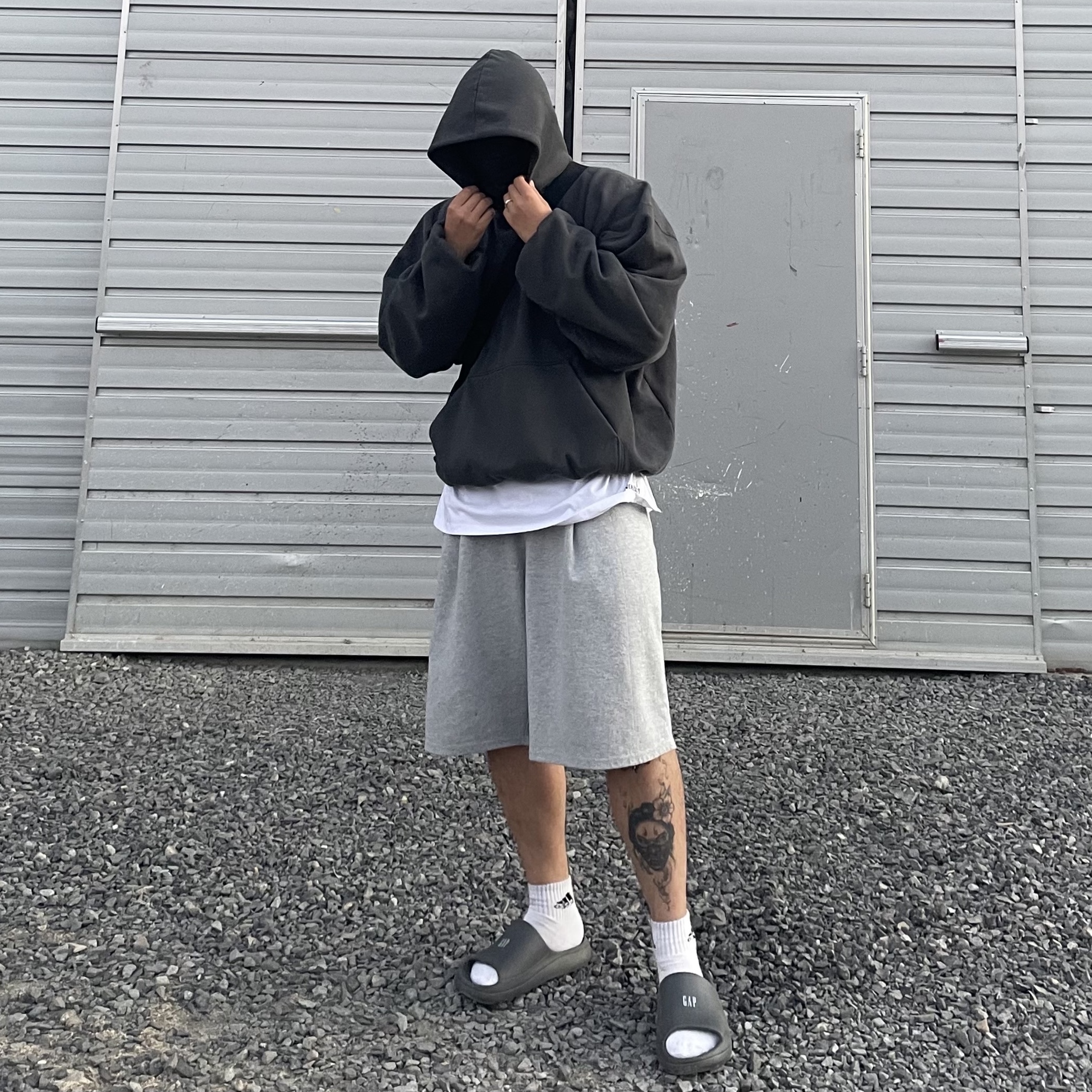 Yeezy Gap Engineered By Balenciaga Dove Hoodie Black 착용 스타일 - 1
