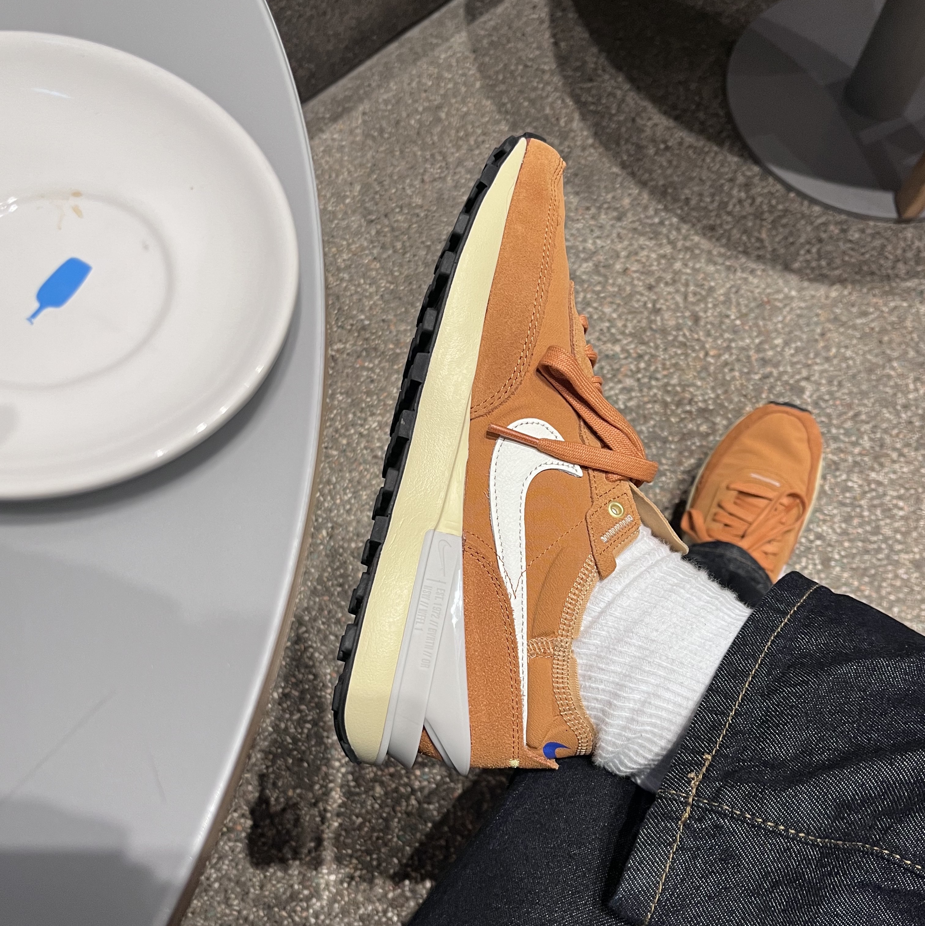 Nike Waffle One Cider sail 착용 스타일