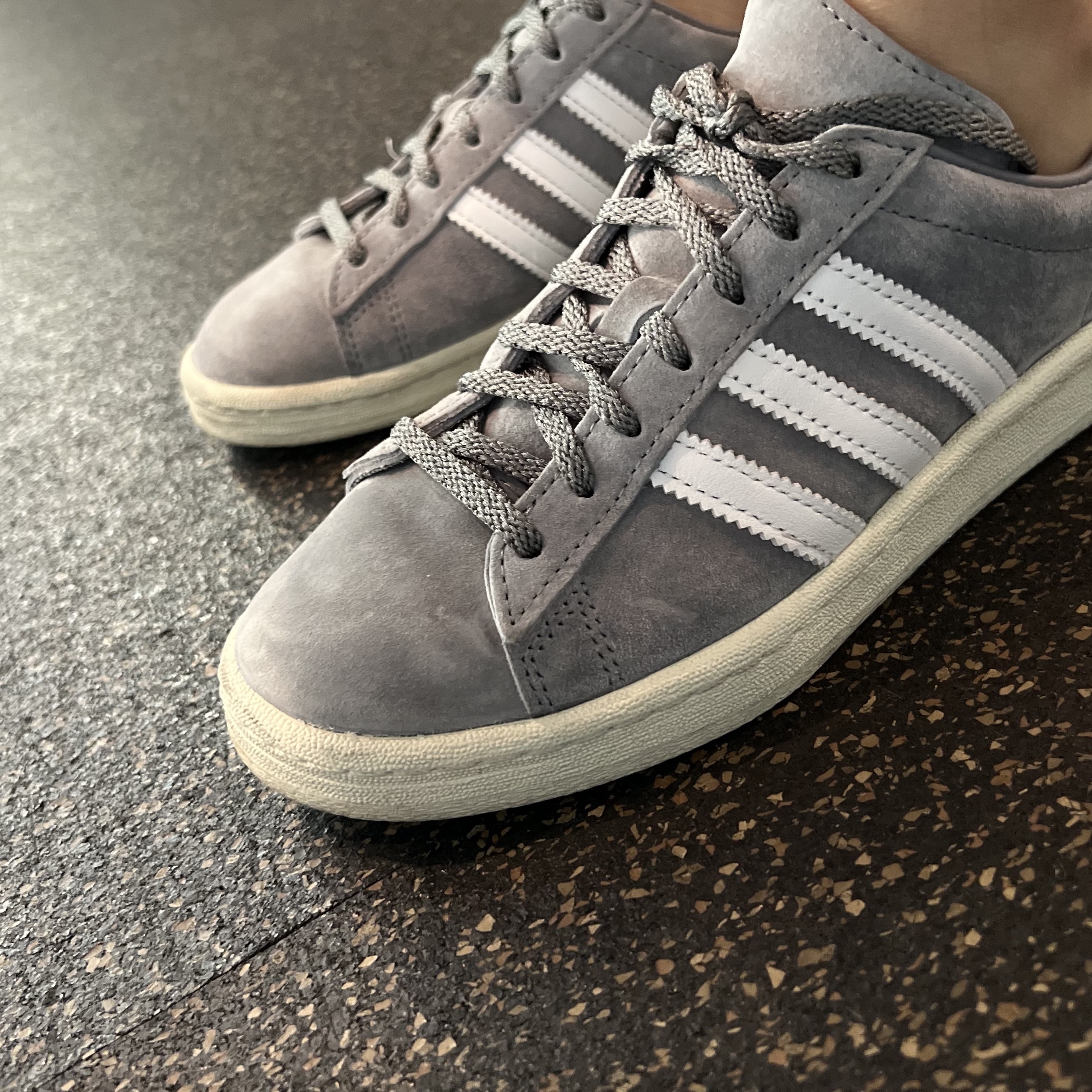 Adidas Campus 80s Grey 착용 스타일 - 2
