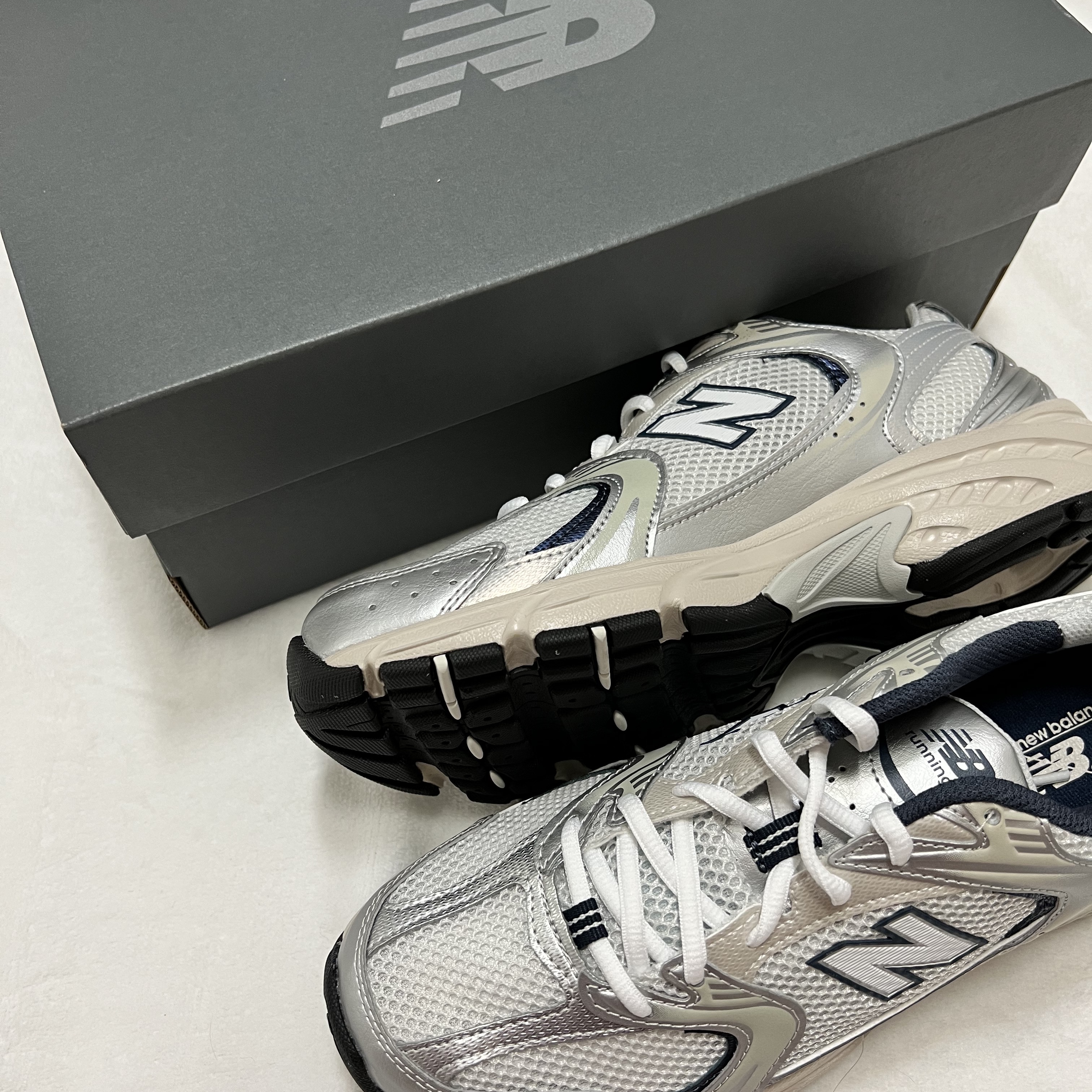 New Balance 530 Steel Grey 착용 스타일 - 1