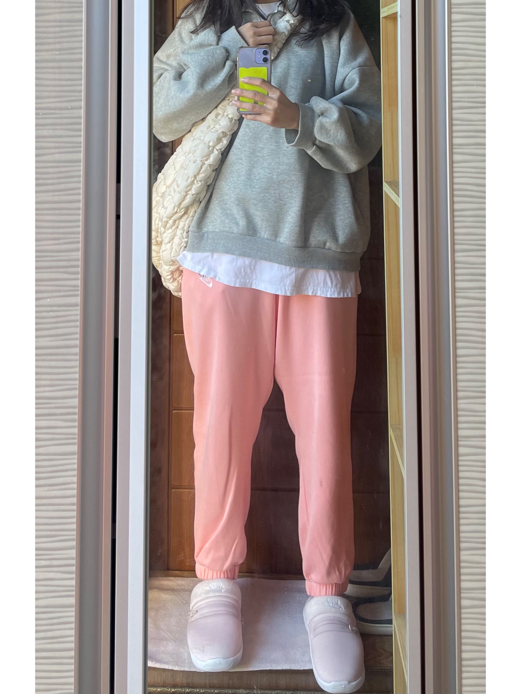 COS Quilted Oversized Shoulder Bag Off White Light Beige 착용 스타일