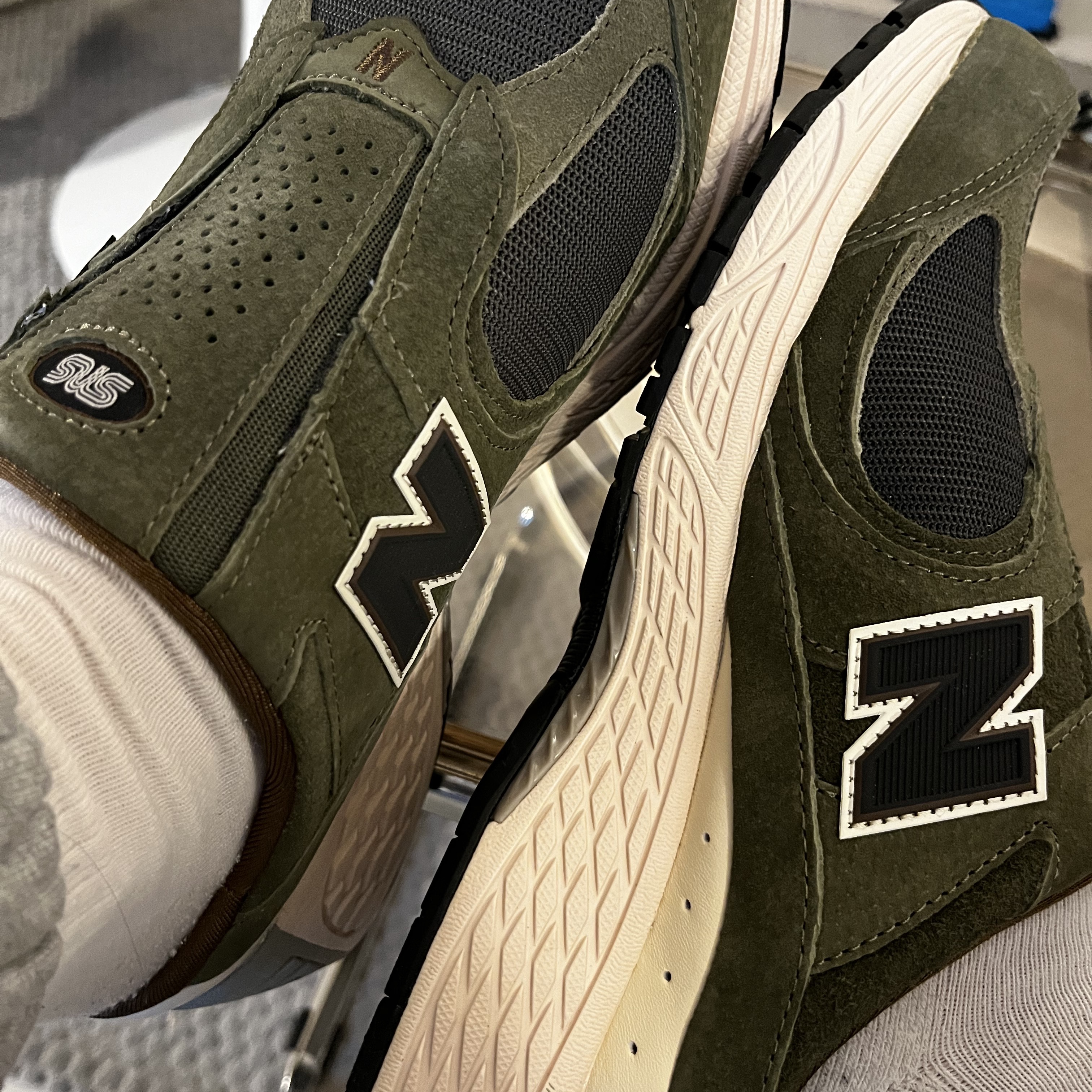 New Balance x SNS 2002R Mule Deset Palm 착용 스타일 - 2