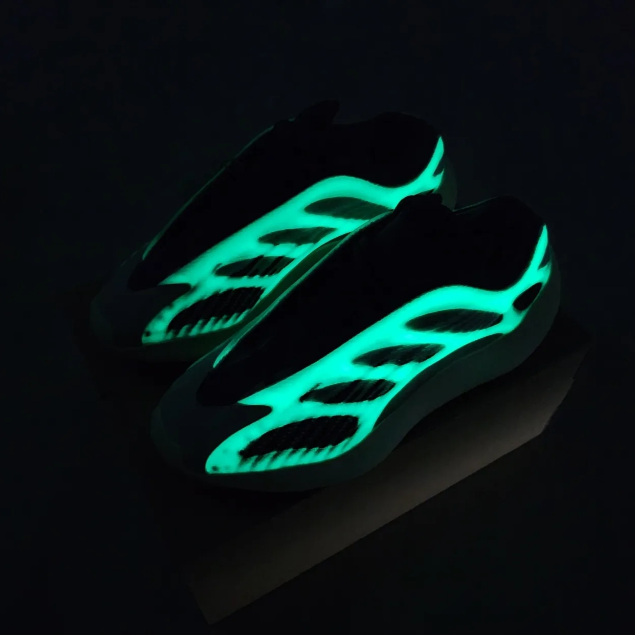 Adidas Yeezy 700 V3 Fade Salt 착용 스타일 - 4