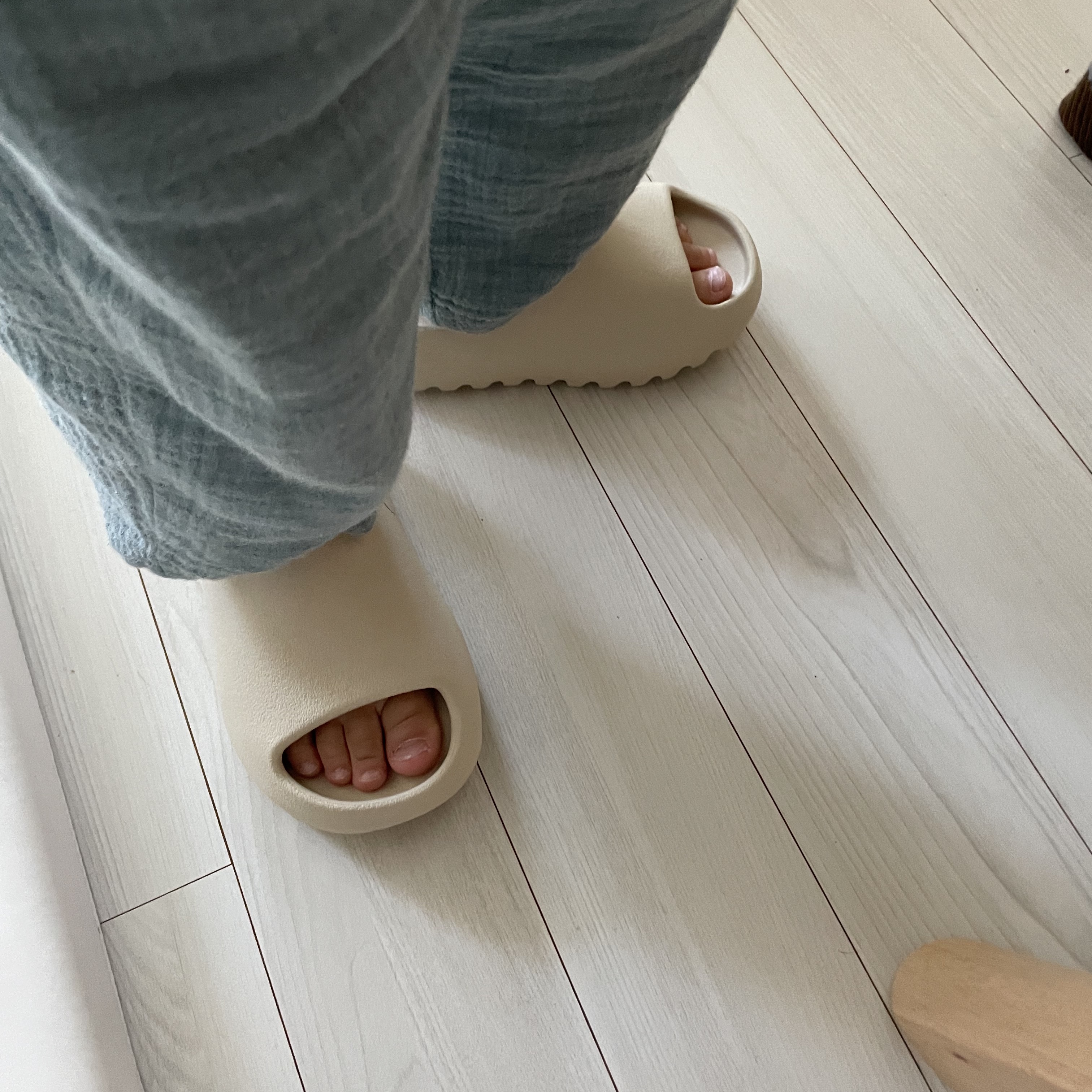 (Kids) Adidas Yeezy Slide Bone 2022 착용 스타일 - 2