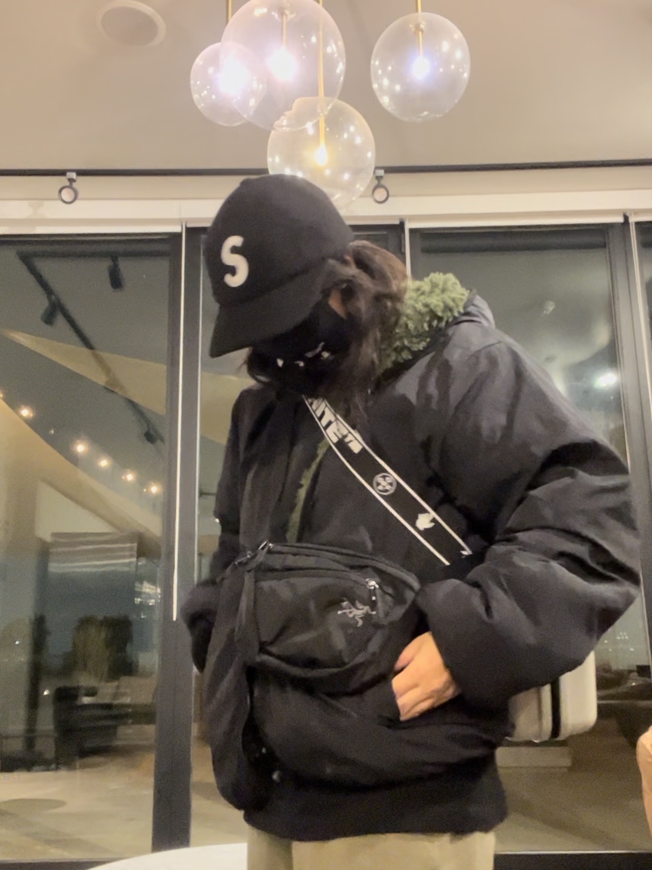 Arc'teryx Mantis 1 Waistpack Black, Stussy Sherpa Jacket Olive 착용 스타일 - 1