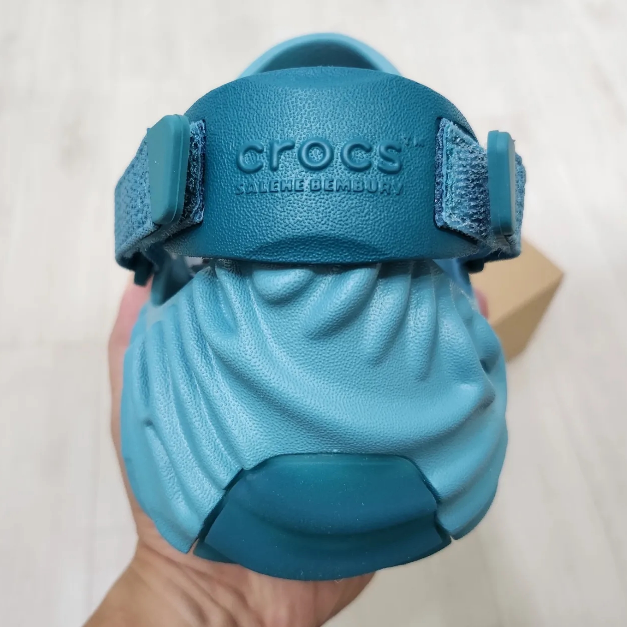 Crocs x Salehe Bembury Pollex Clog Tide 착용 스타일 - 3
