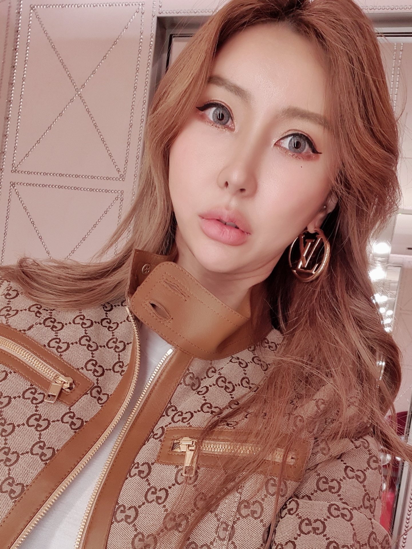 (W) Louis Vuitton Louise Hoop Earrings Gold 착용 스타일 - 2