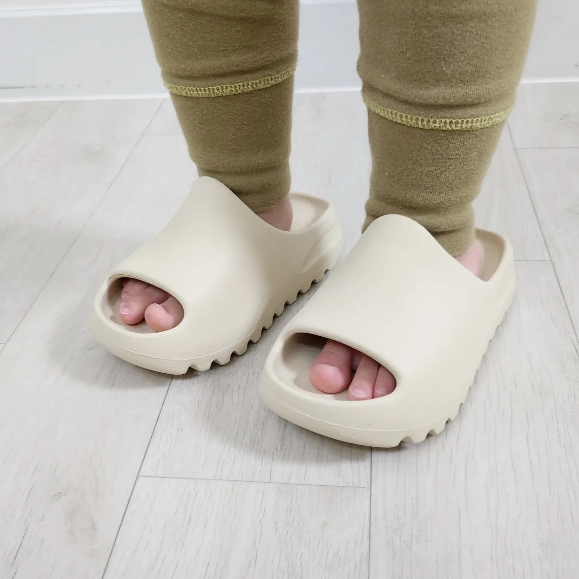 (Kids) Adidas Yeezy Slide Bone 2022 착용 스타일 - 3
