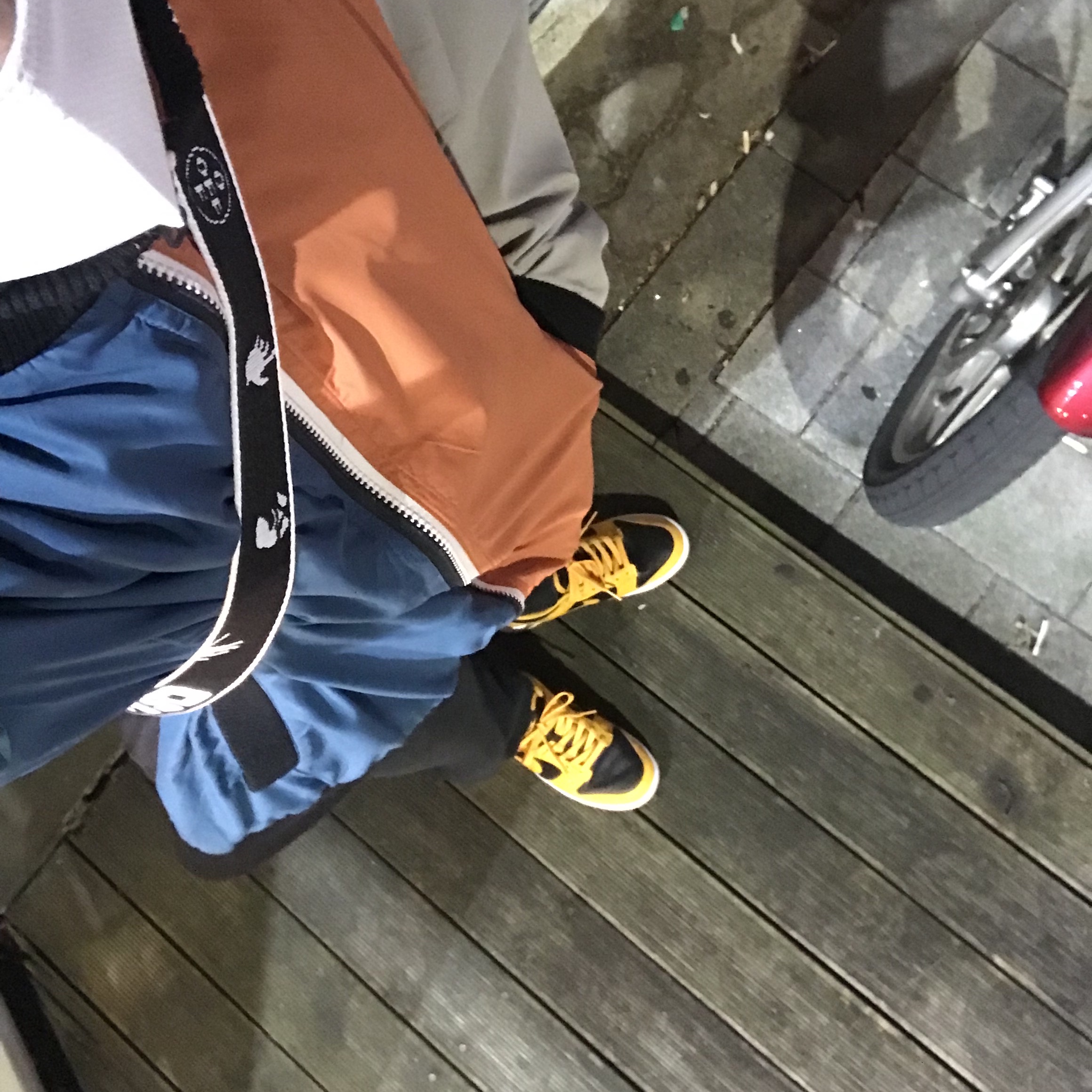 Off-White x Amore Pacific Protection Box (Without Cosmetics), Nike Dunk Low Retro Championship Goldenrod 착용 스타일 - 1