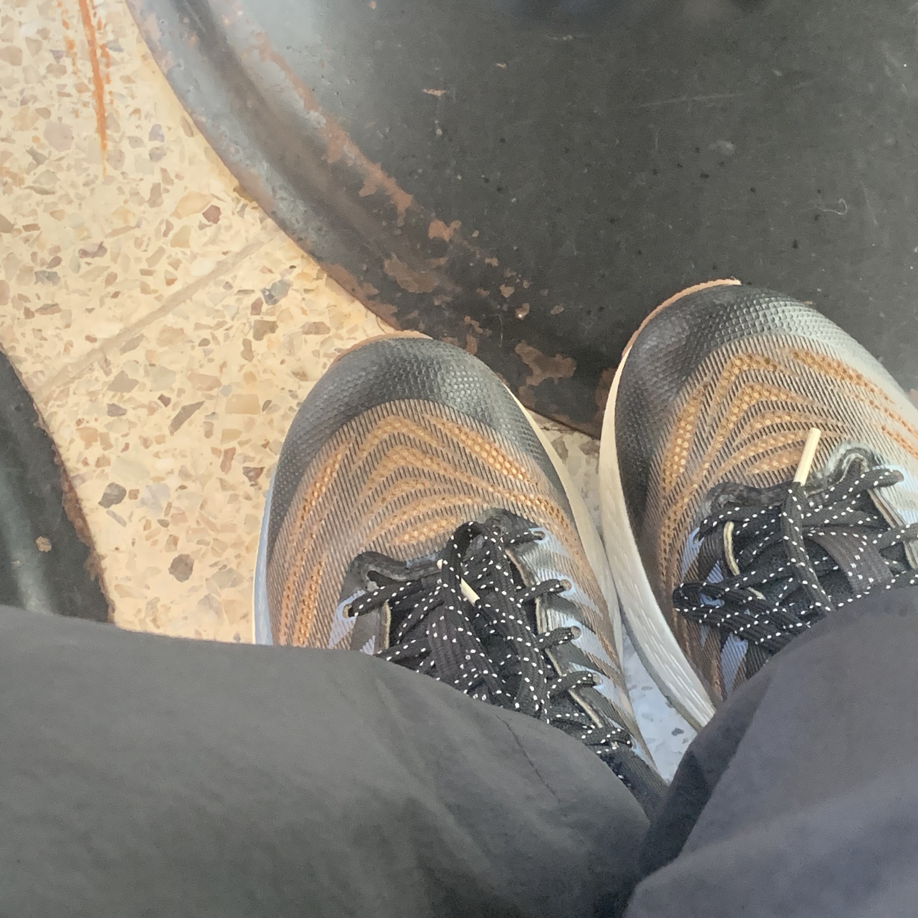 (W) Asics FN3-S Gel-Kayano 28 Anthracite Antique Gold 착용 스타일