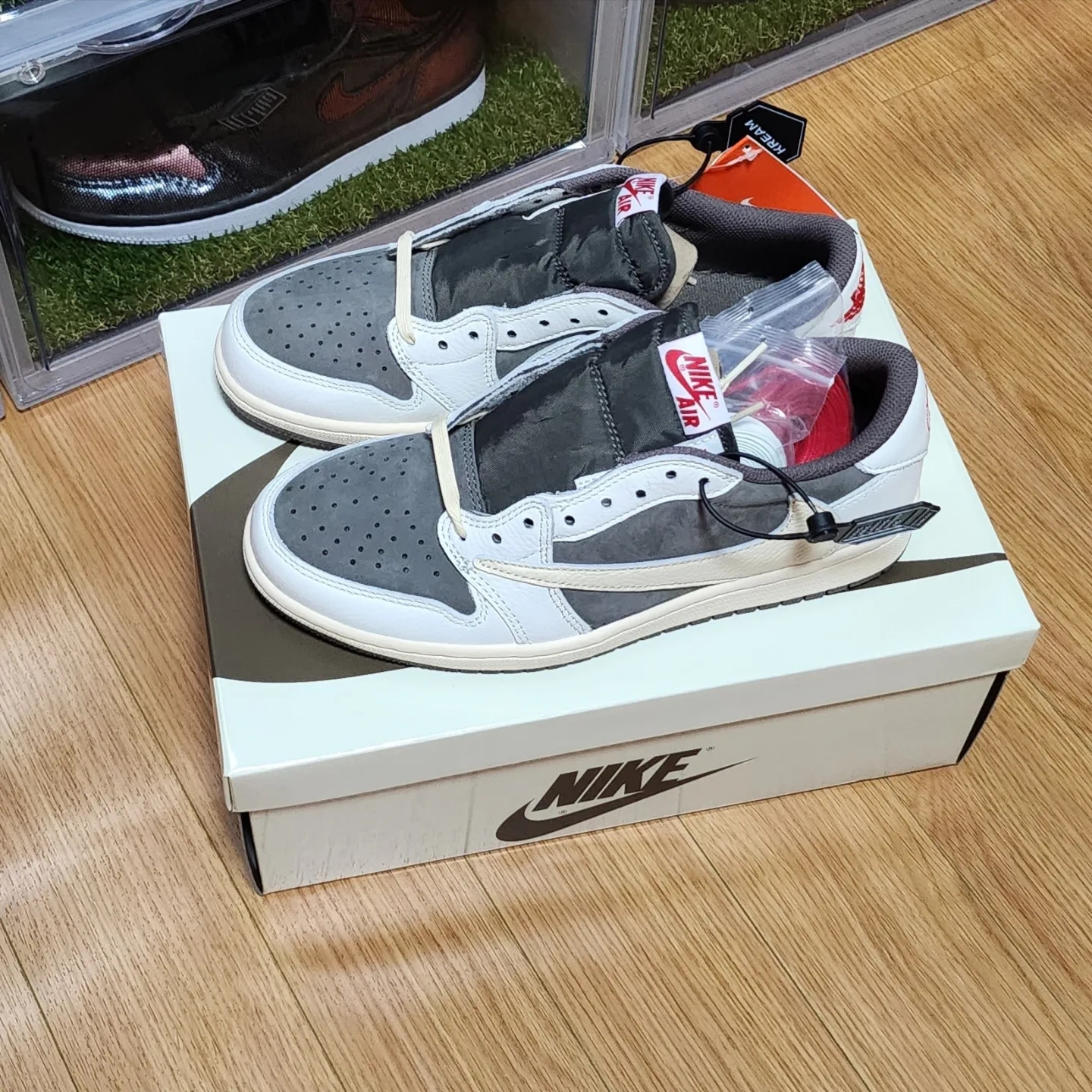 Jordan 1 x Travis Scott Retro Low OG SP Sail and Ridgerock, Nike Dunk Low Retro QS Argon 착용 스타일 - 3