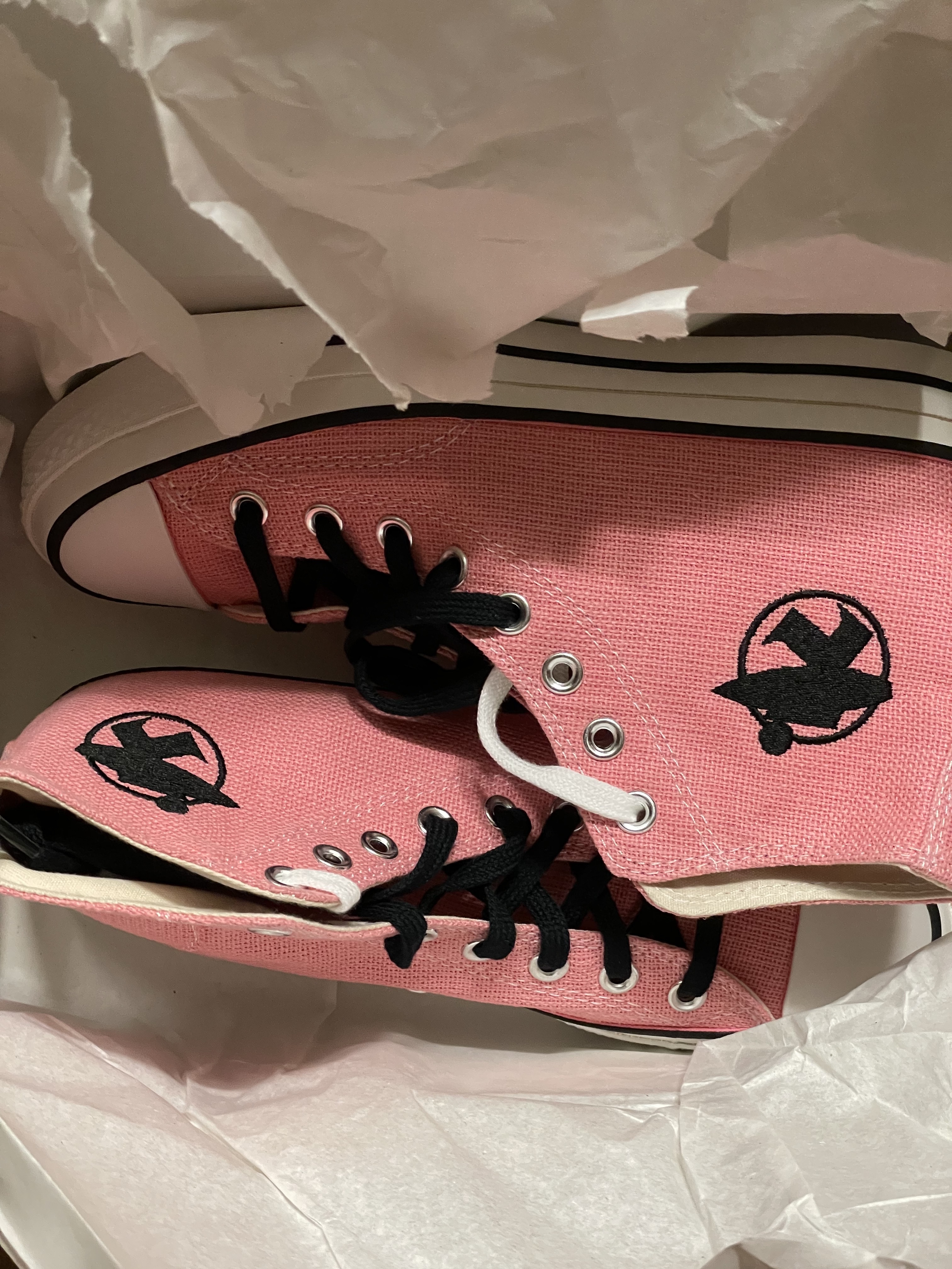 Adidas Yeezy Slide Resin 2022, Converse x Stussy Chuck 70 High Plumeria 착용 스타일 - 3