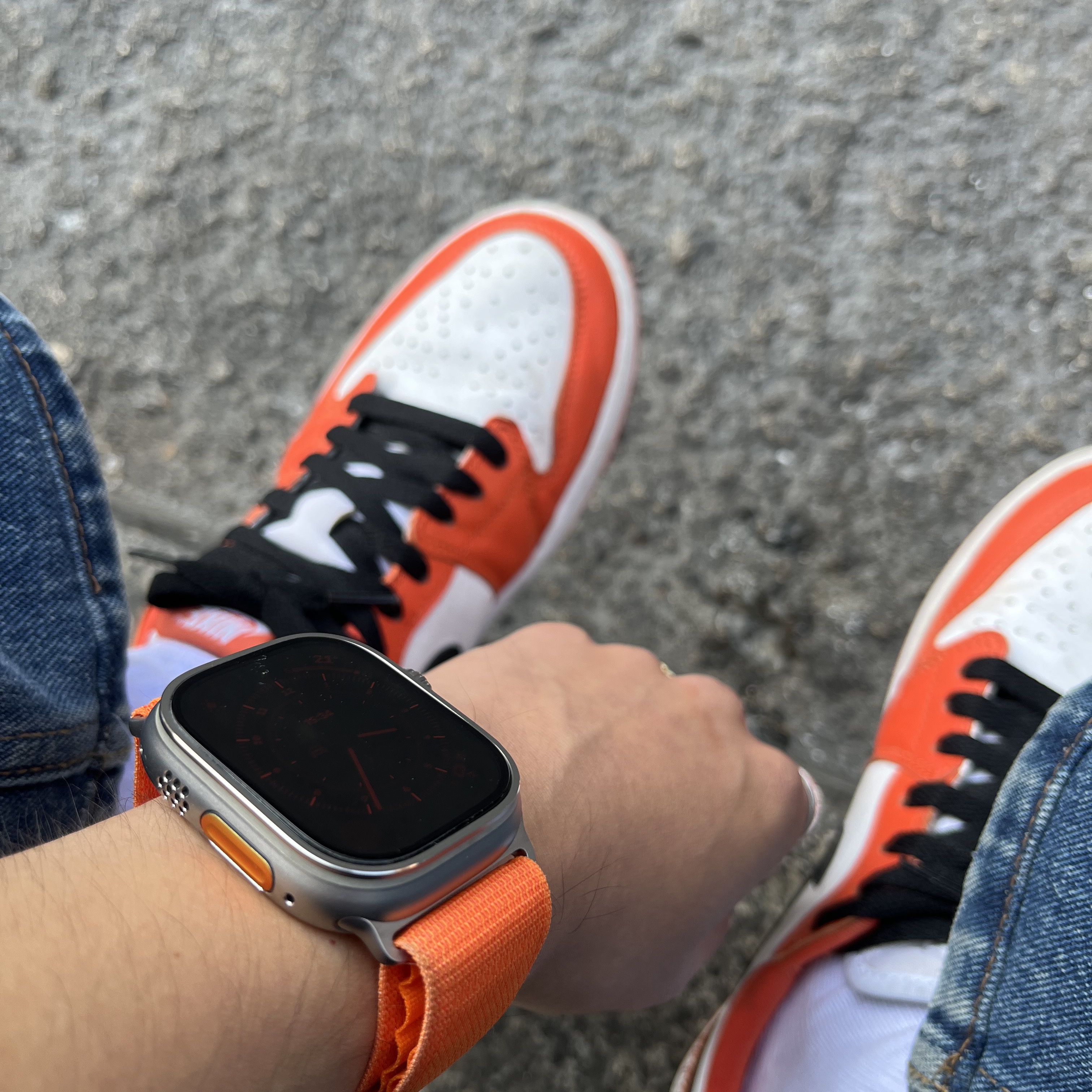 Apple Watch Ultra 49mm Titanium Case with M Alpine Loop Orange (Korean Ver.), (W) Jordan 1 Low OG Starfish 착용 스타일