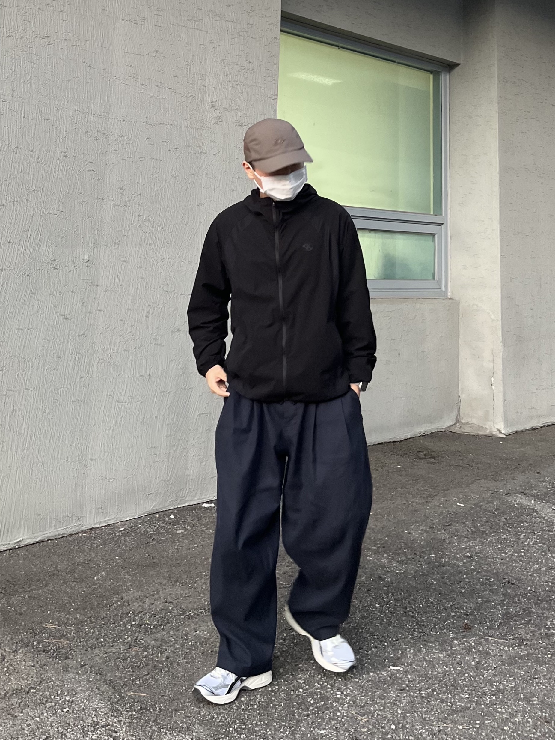 Sansan Gear Mesh Jacket Black - 22SS, Asics x JJJJound Gel-Kayano 14 Silver Black 착용 스타일 - 1