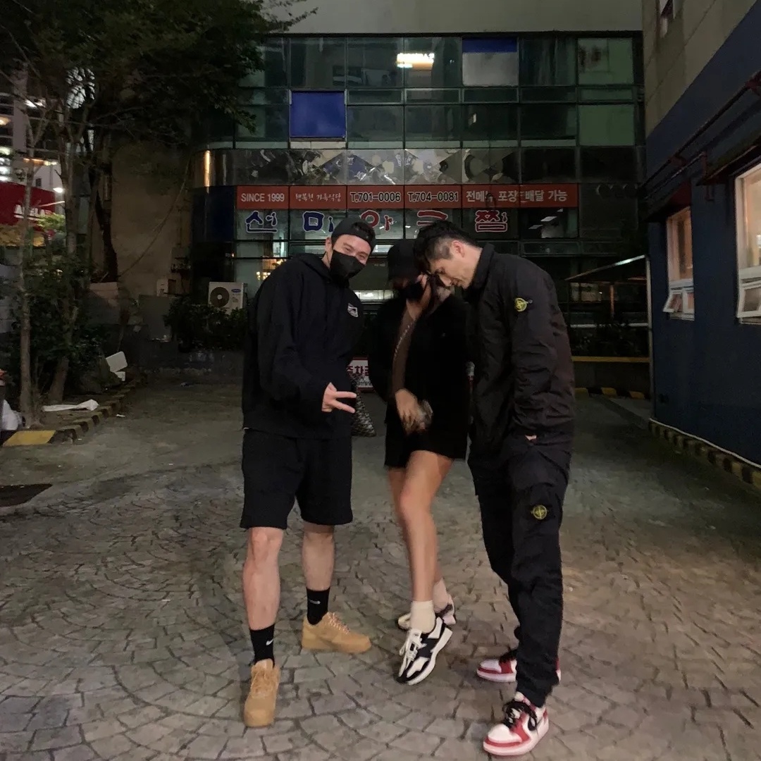 Stone Island 31303 Stretch Cotton Tela Paracadute Cargo Pants Black - 22SS, Stone Island 10523 Garment Dyed Crinkle Reps Overshirt Black - 21FW 착용 스타일