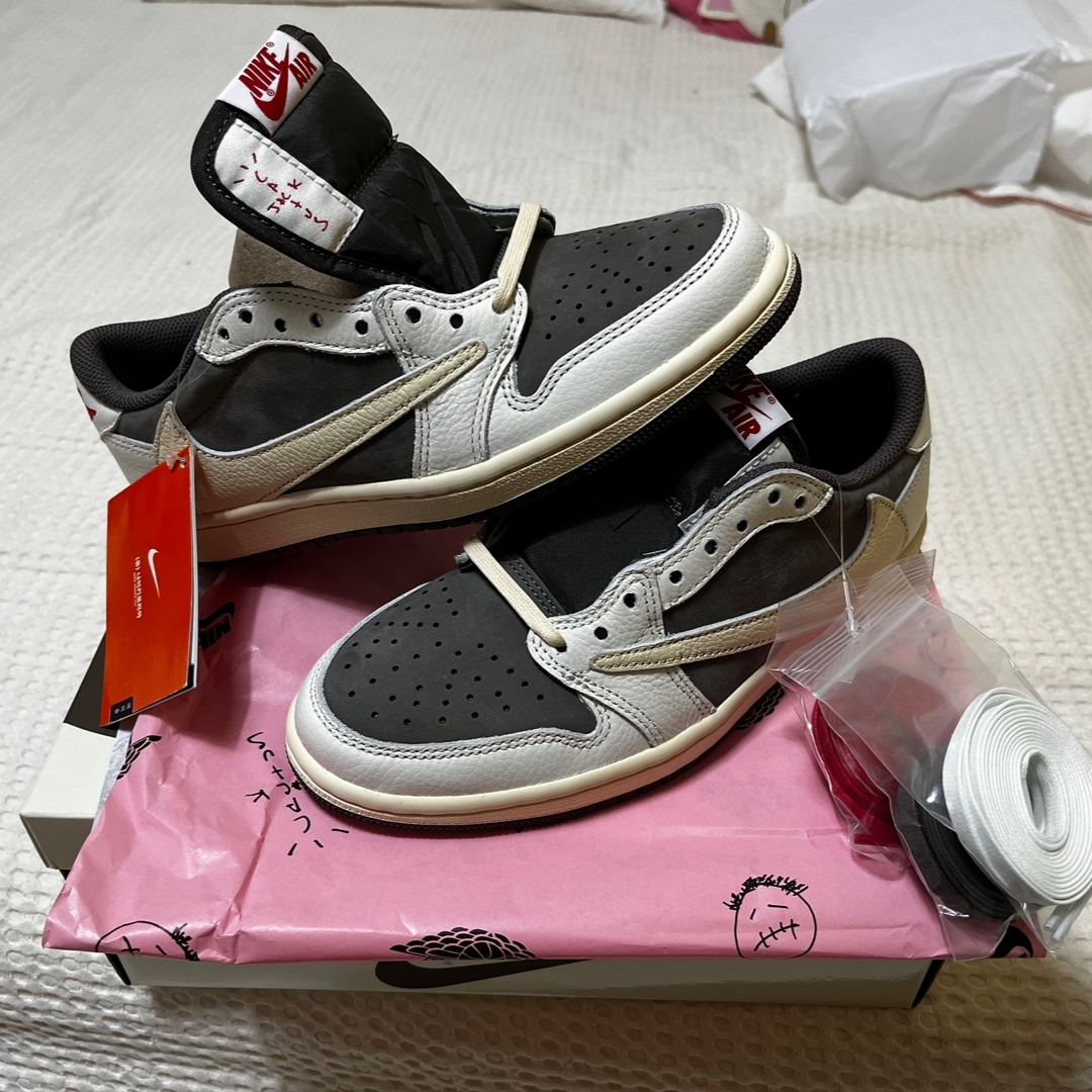 Jordan 1 x Travis Scott Retro Low OG SP Sail and Ridgerock 착용 스타일 - 1