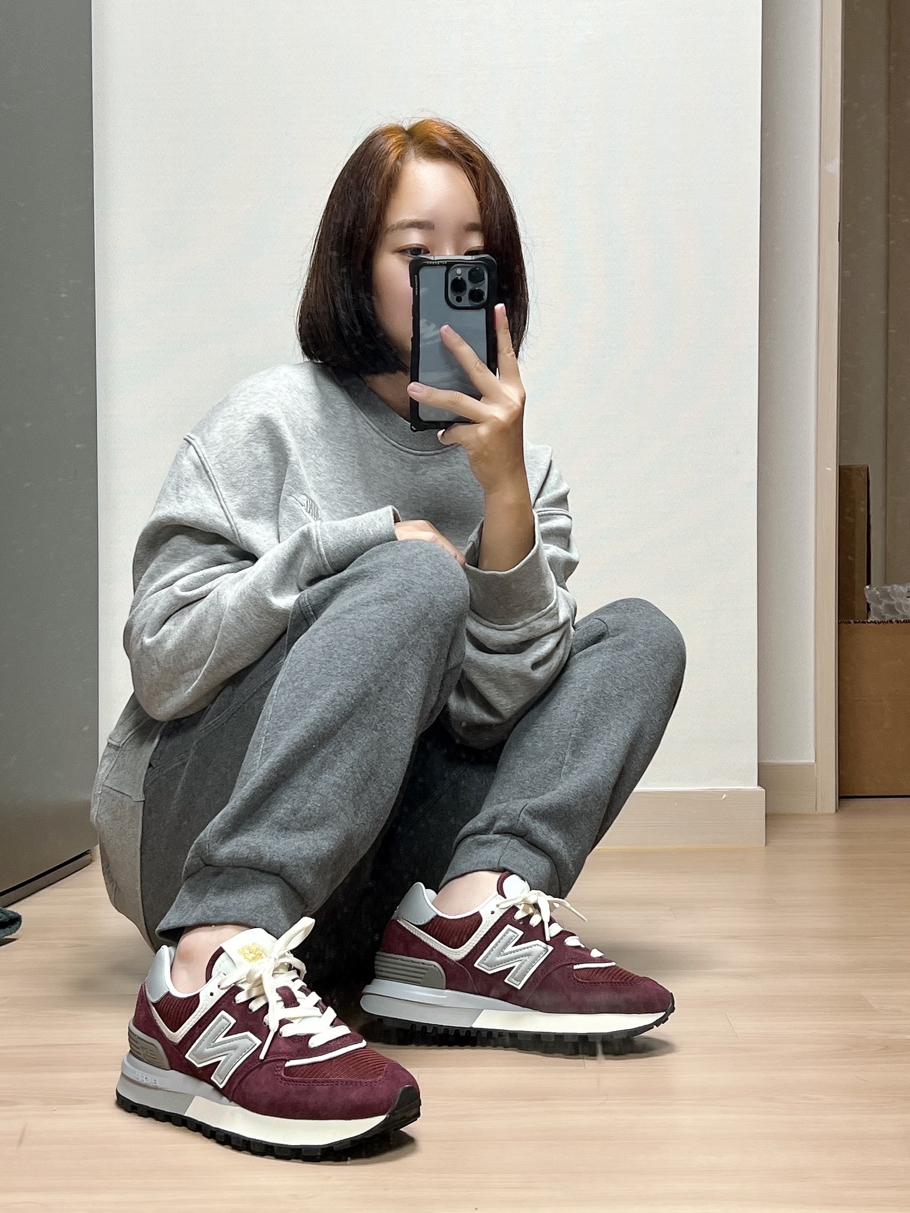 New Balance 574 Legacy Burgundy 착용 스타일 - 1