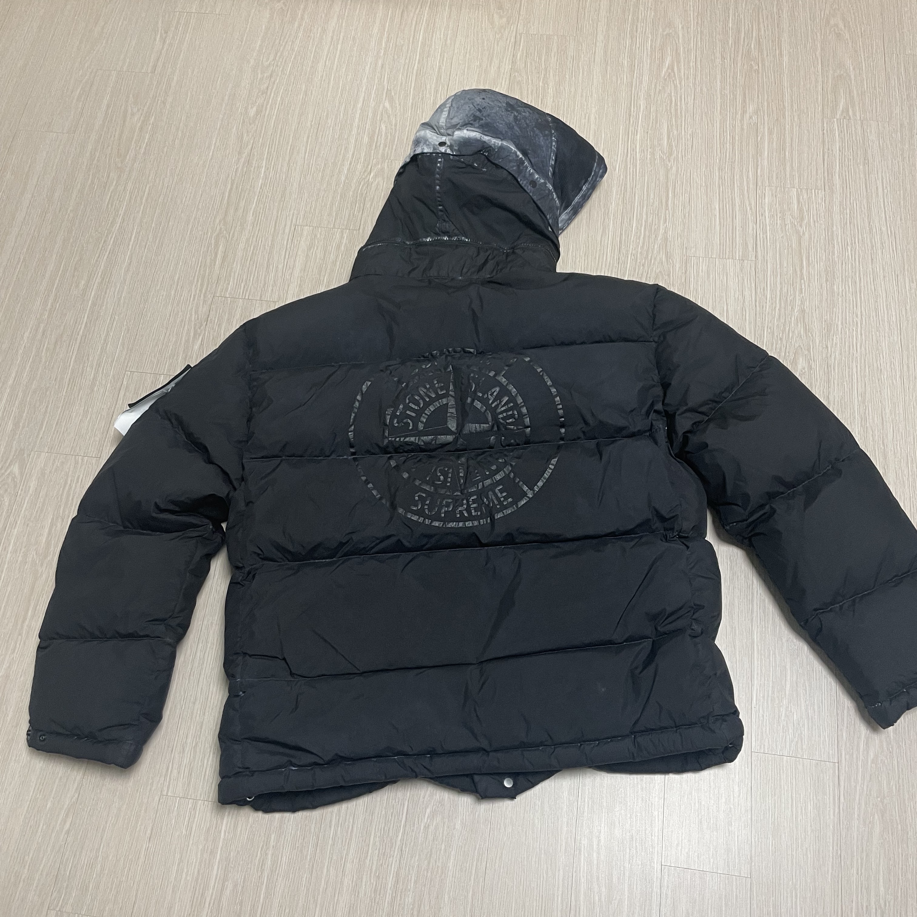 Supreme x Stone Island Painted Camo Crinkle Down Jacket Black - 20FW, Supreme x Stone Island Painted Camo Nylon Shoulder Bag Dark Teal - 20FW 착용 스타일 - 2
