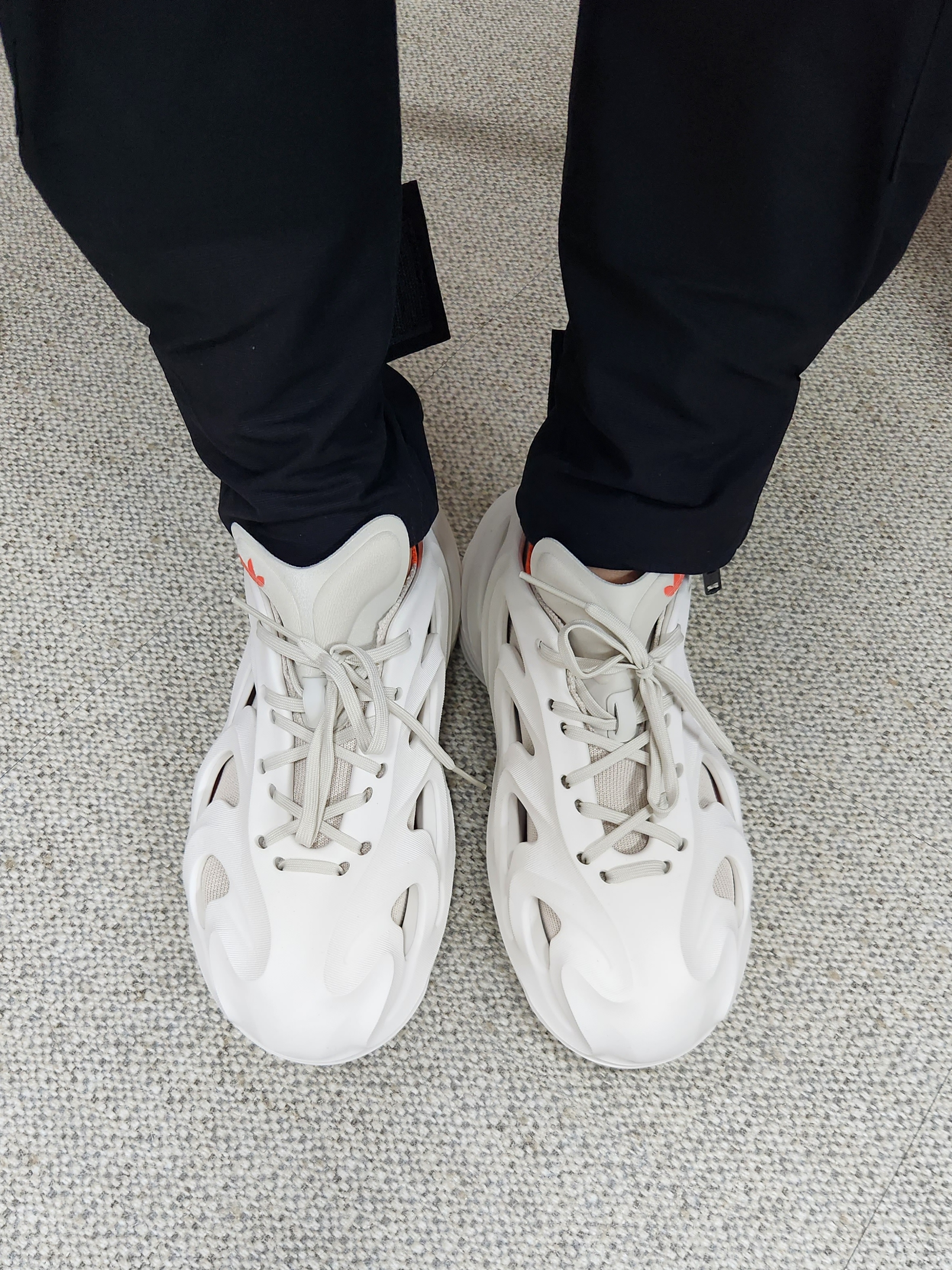 Adidas Adifom Q Off White 착용 스타일 - 3