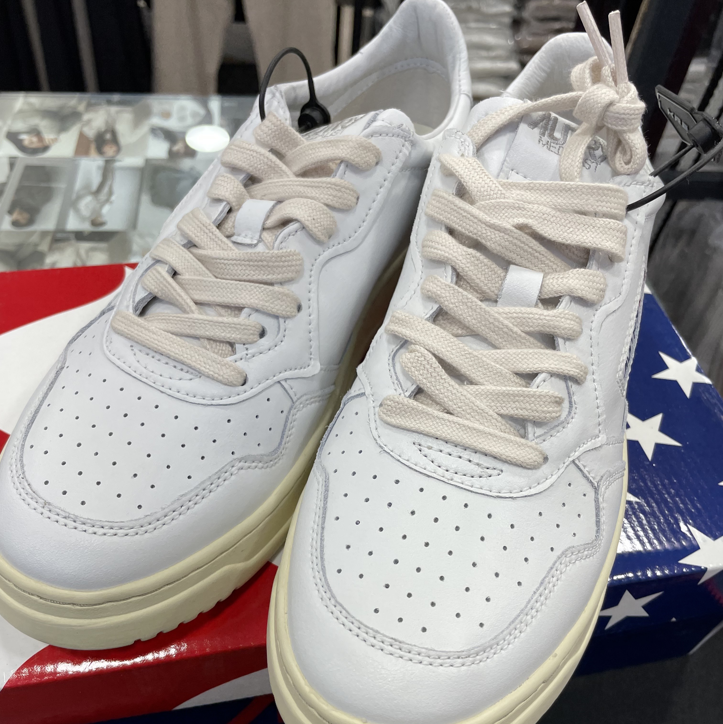 Autry Medalist Low Leather Sneakers White 착용 스타일 - 1