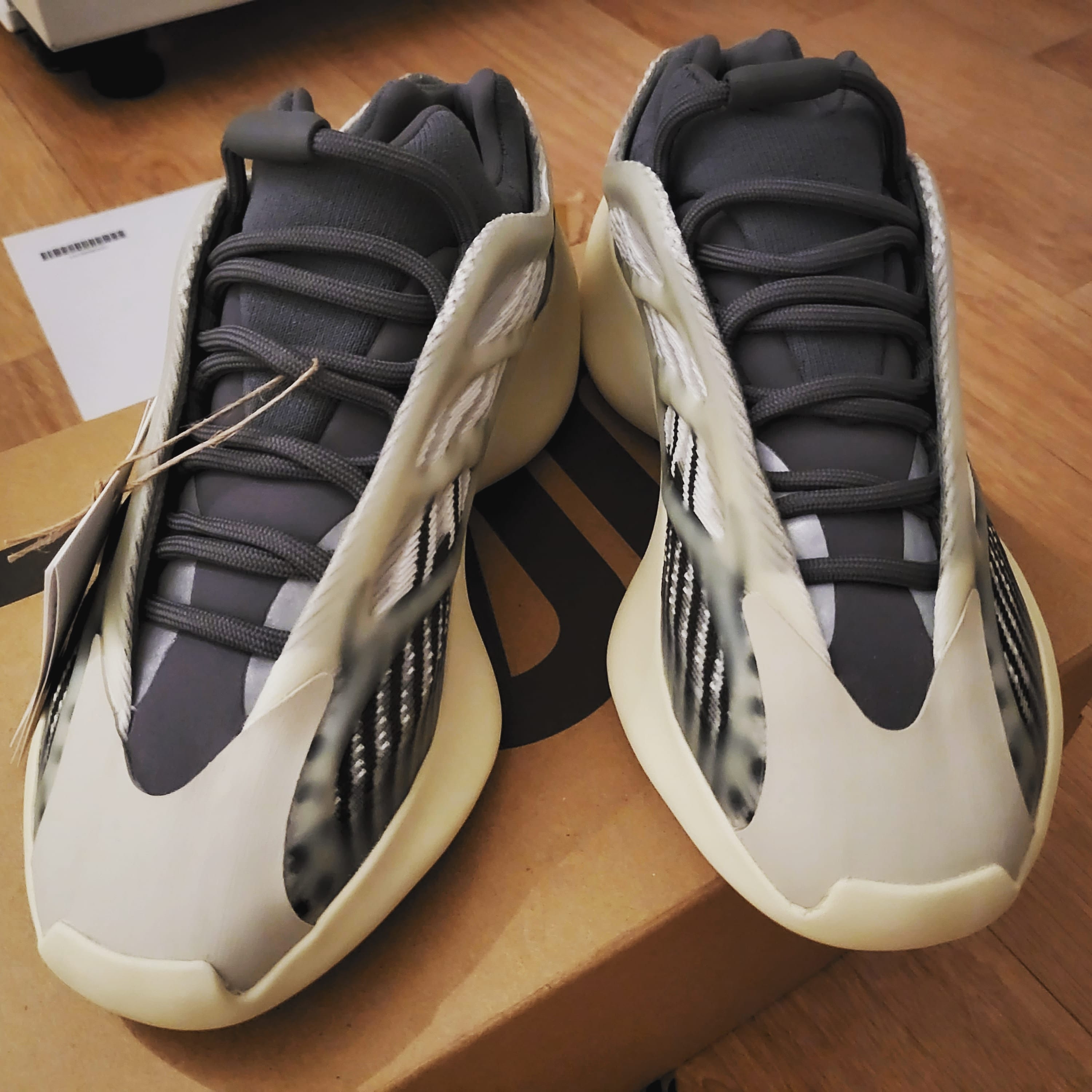 Adidas Yeezy 700 V3 Fade Salt 착용 스타일