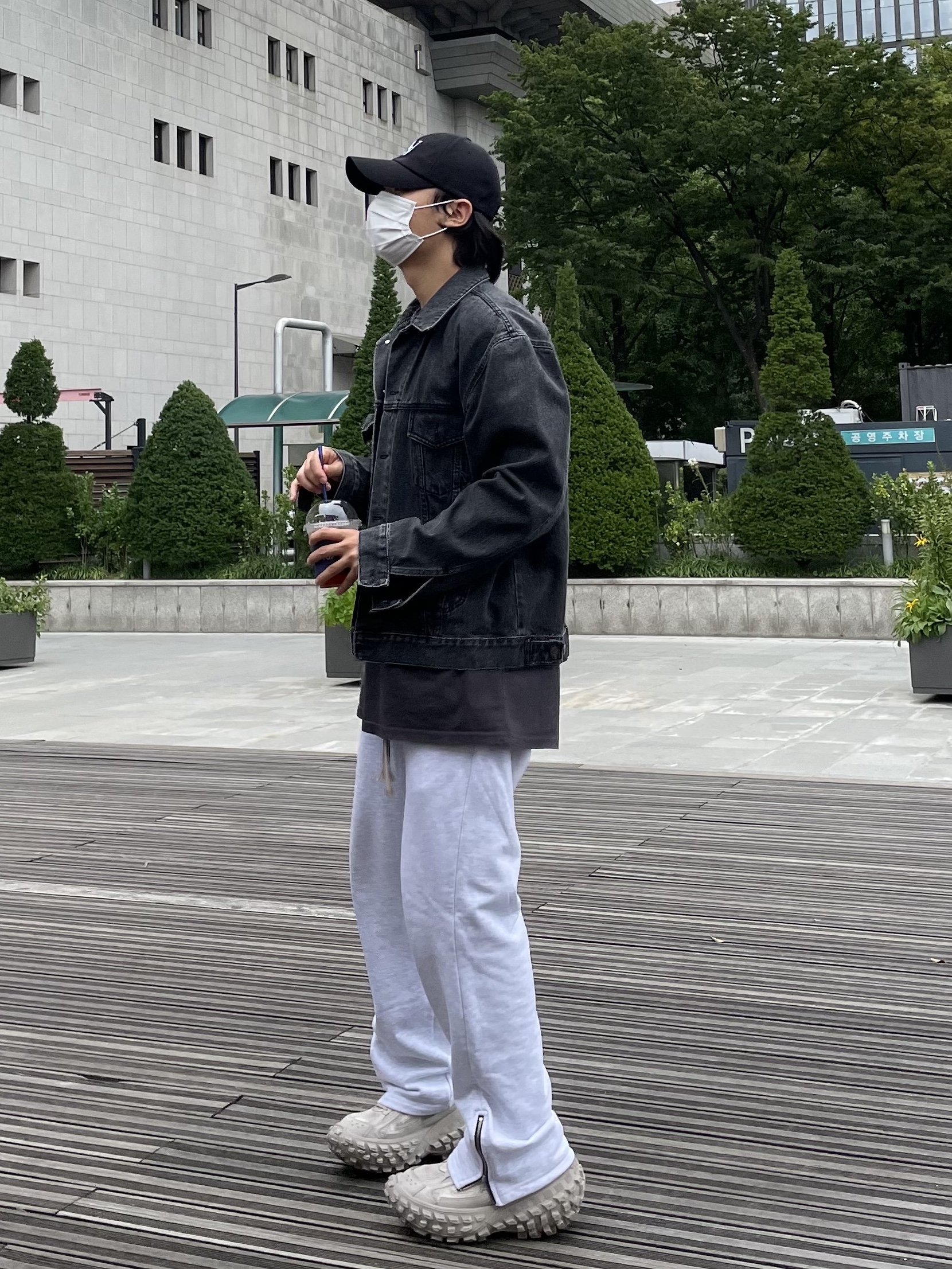 Balenciaga Defender Sneakers Beige 착용 스타일