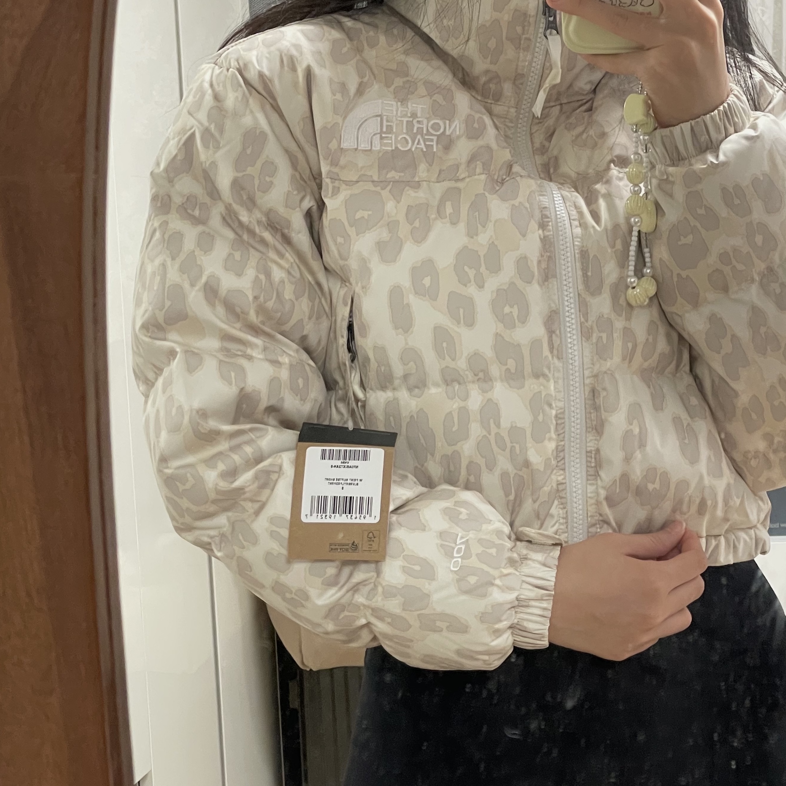 (W) The North Face Print Nuptse Short Jacket Silver Grey Leopard Print 착용 스타일 - 2