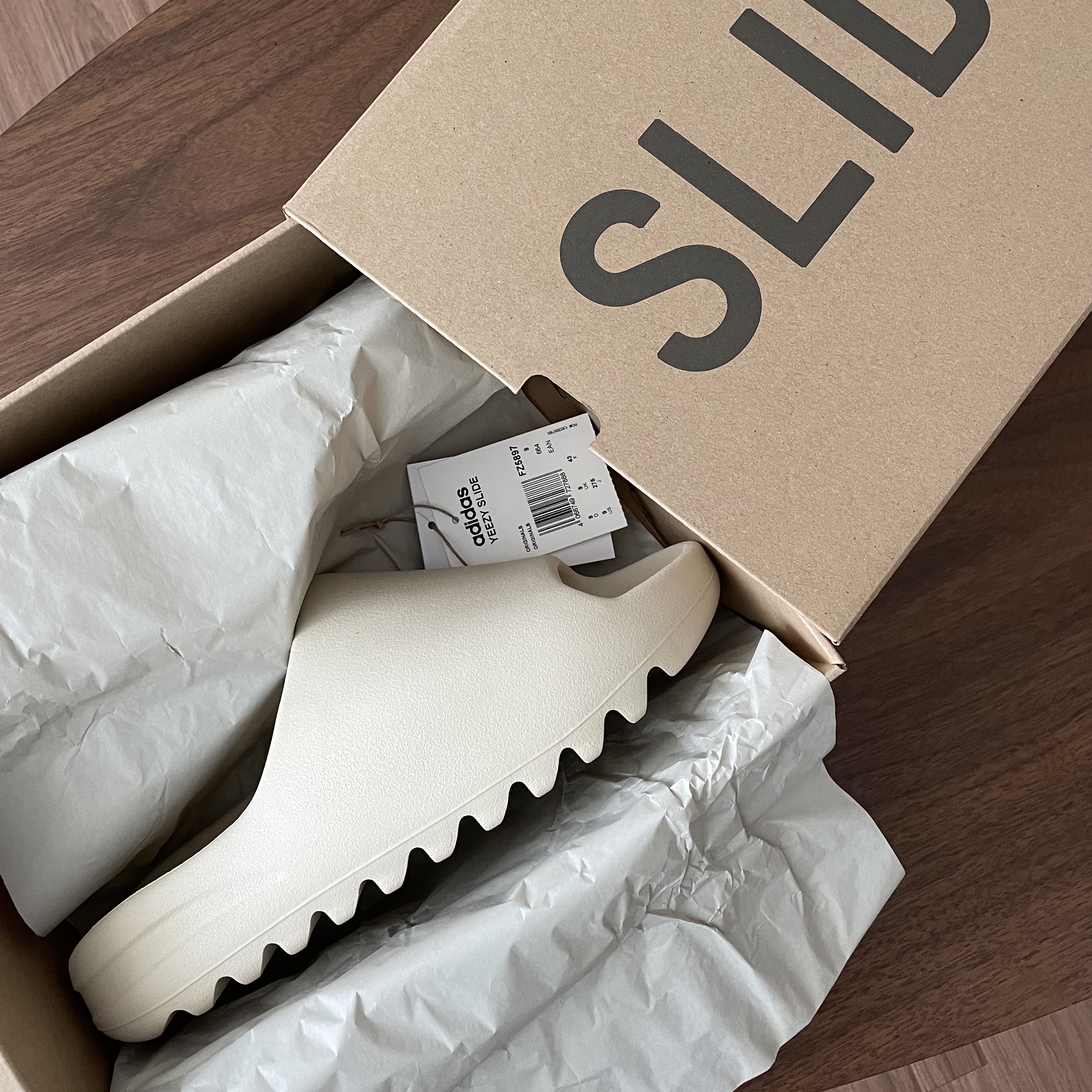 Adidas Yeezy Slide Bone 2022/2023 착용 스타일 - 1